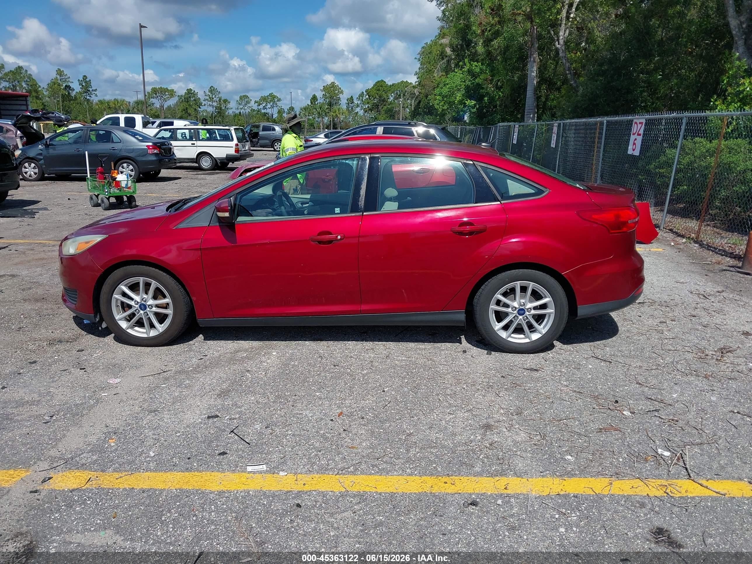 2015 Ford Focus Se Красный vin: 1FADP3F25FL311864