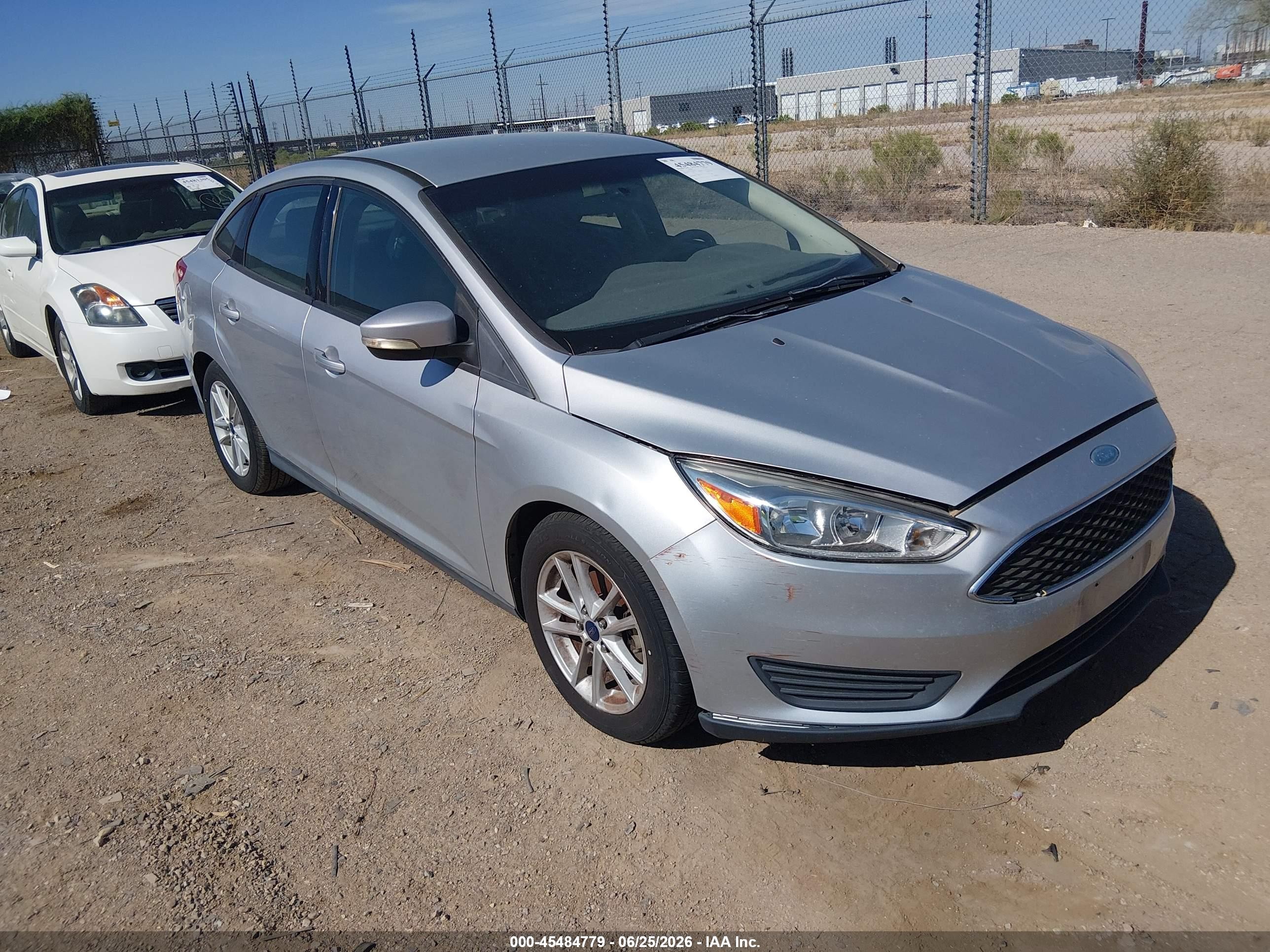 2015 Ford Focus Se Серебряный vin: 1FADP3F25FL316563