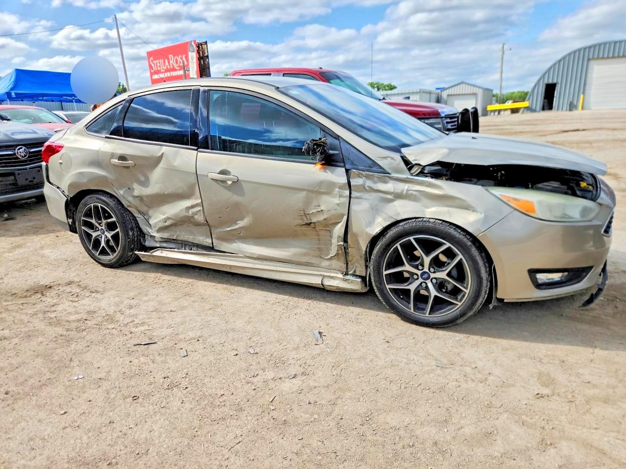 2015 Ford Focus Se Tan vin: 1FADP3F25FL323626