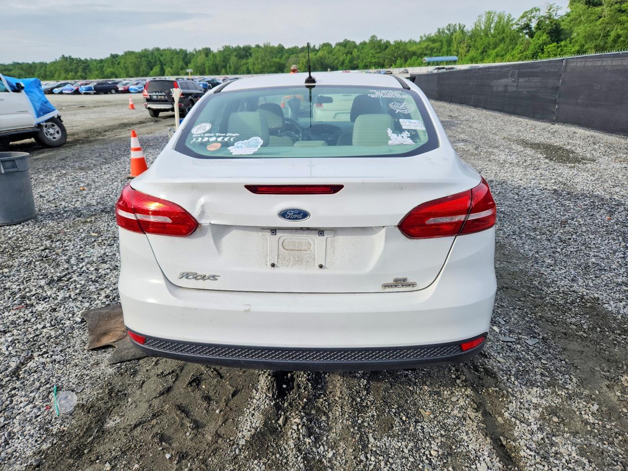2015 Ford Focus Se White vin: 1FADP3F25FL343875