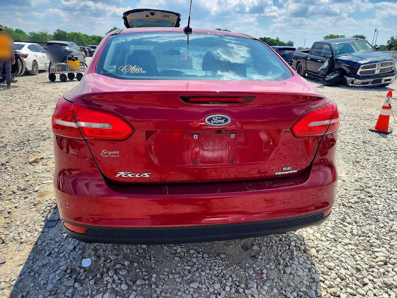 2016 Ford Focus Se Red vin: 1FADP3F25GL220627