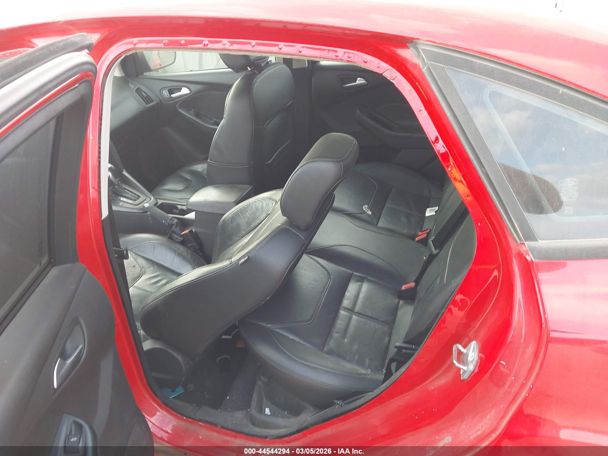 2016 Ford Focus Se Красный vin: 1FADP3F25GL301322