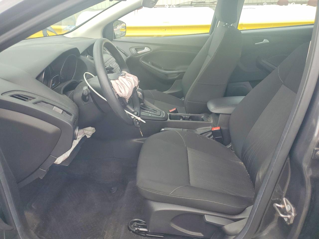 2018 Ford Focus Se Gray vin: 1FADP3F25JL213779