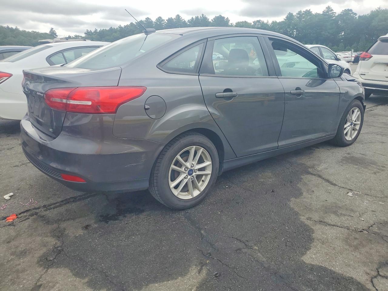 2018 Ford Focus Se Gray vin: 1FADP3F25JL213779