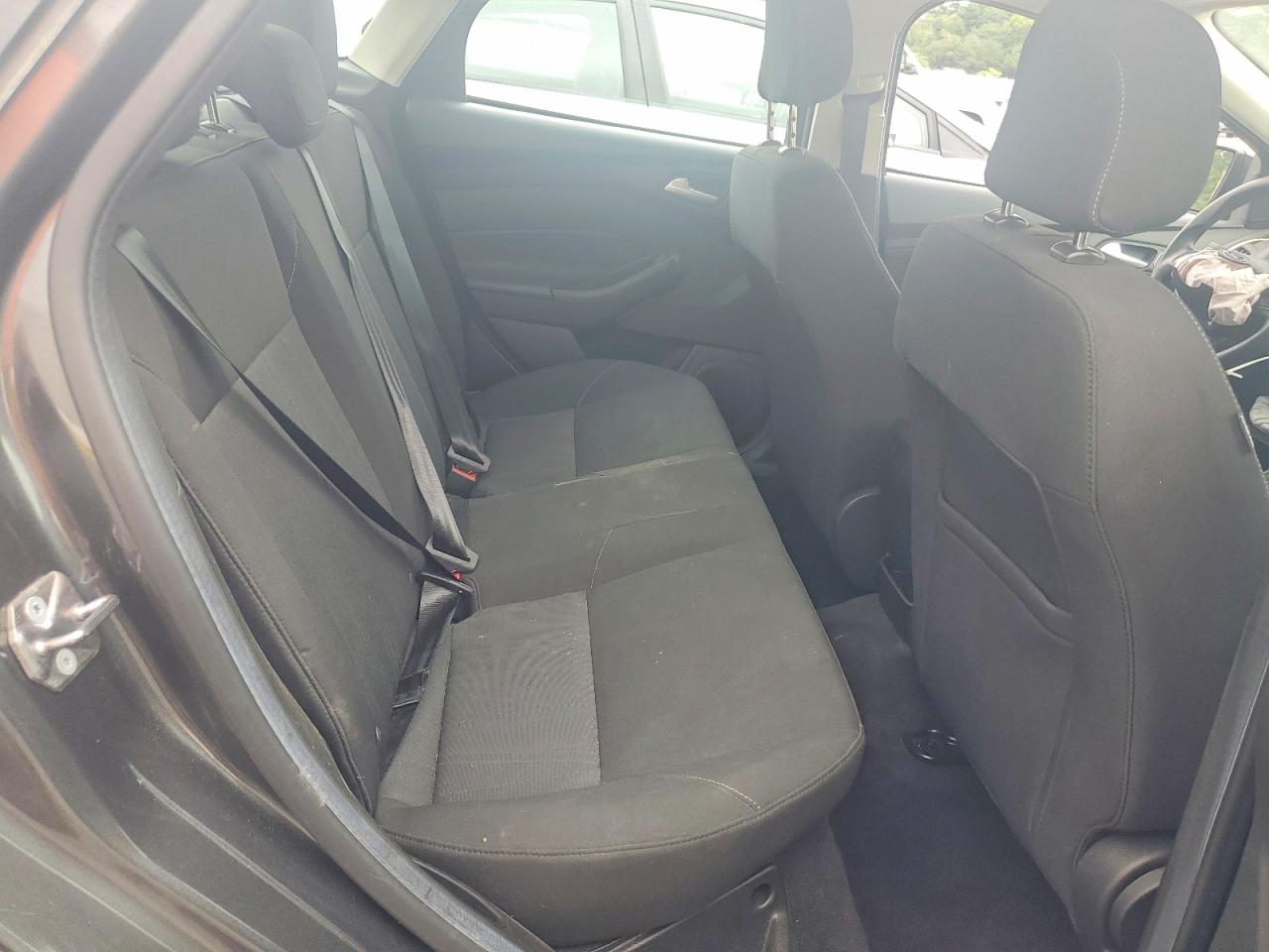 2018 Ford Focus Se Gray vin: 1FADP3F25JL213779