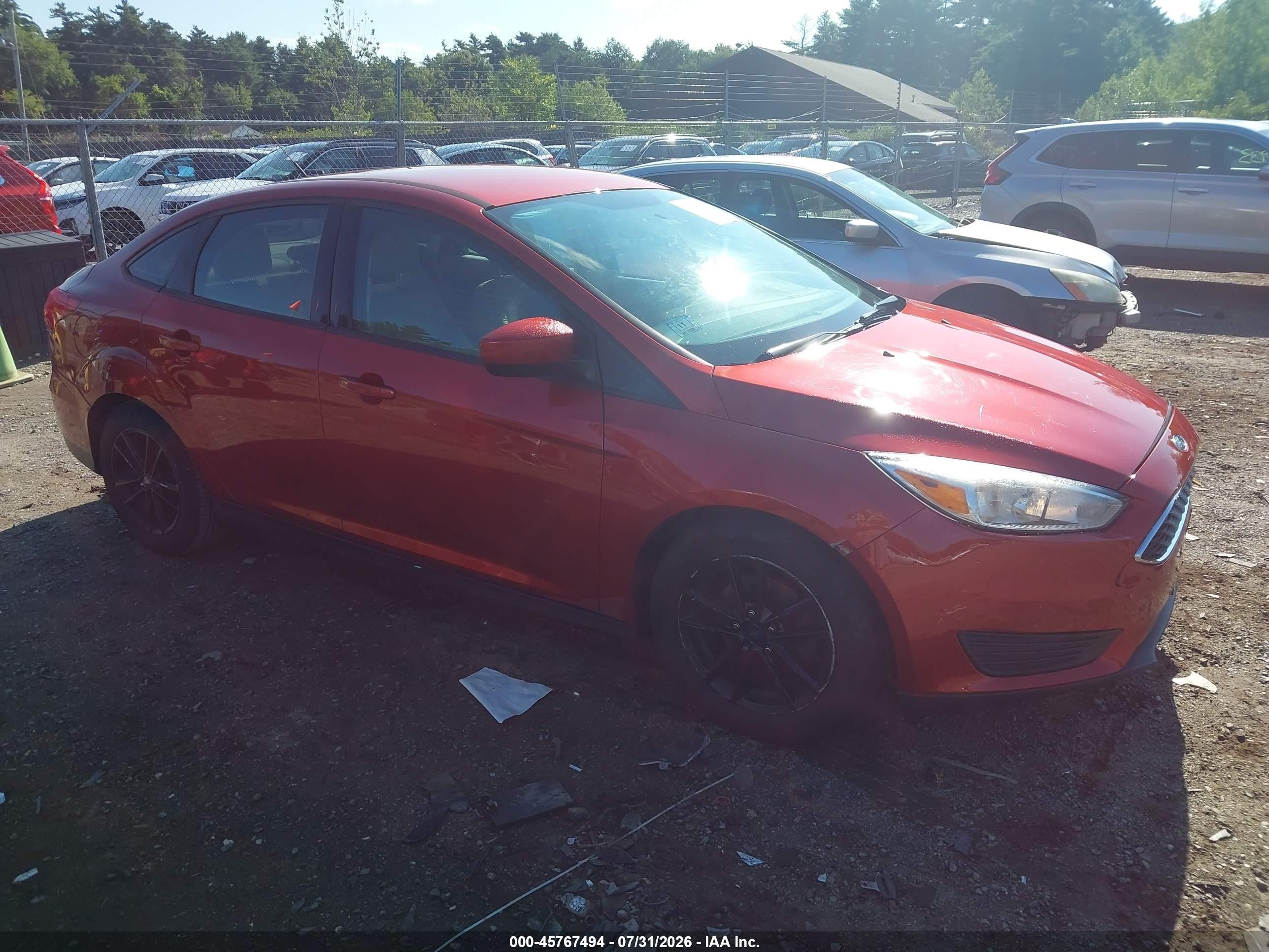 2018 Ford Focus Se Red vin: 1FADP3F25JL252257