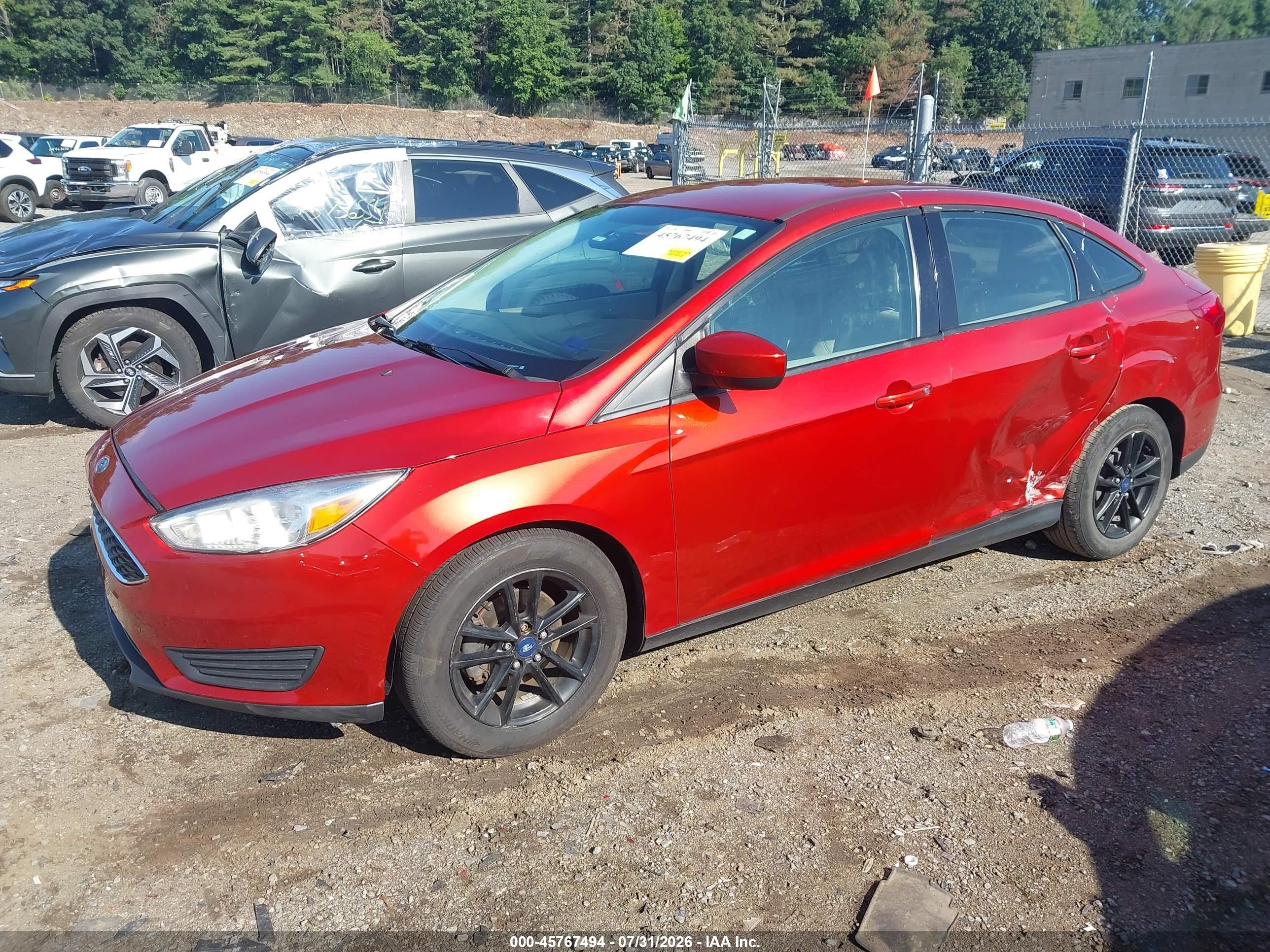 2018 Ford Focus Se Red vin: 1FADP3F25JL252257