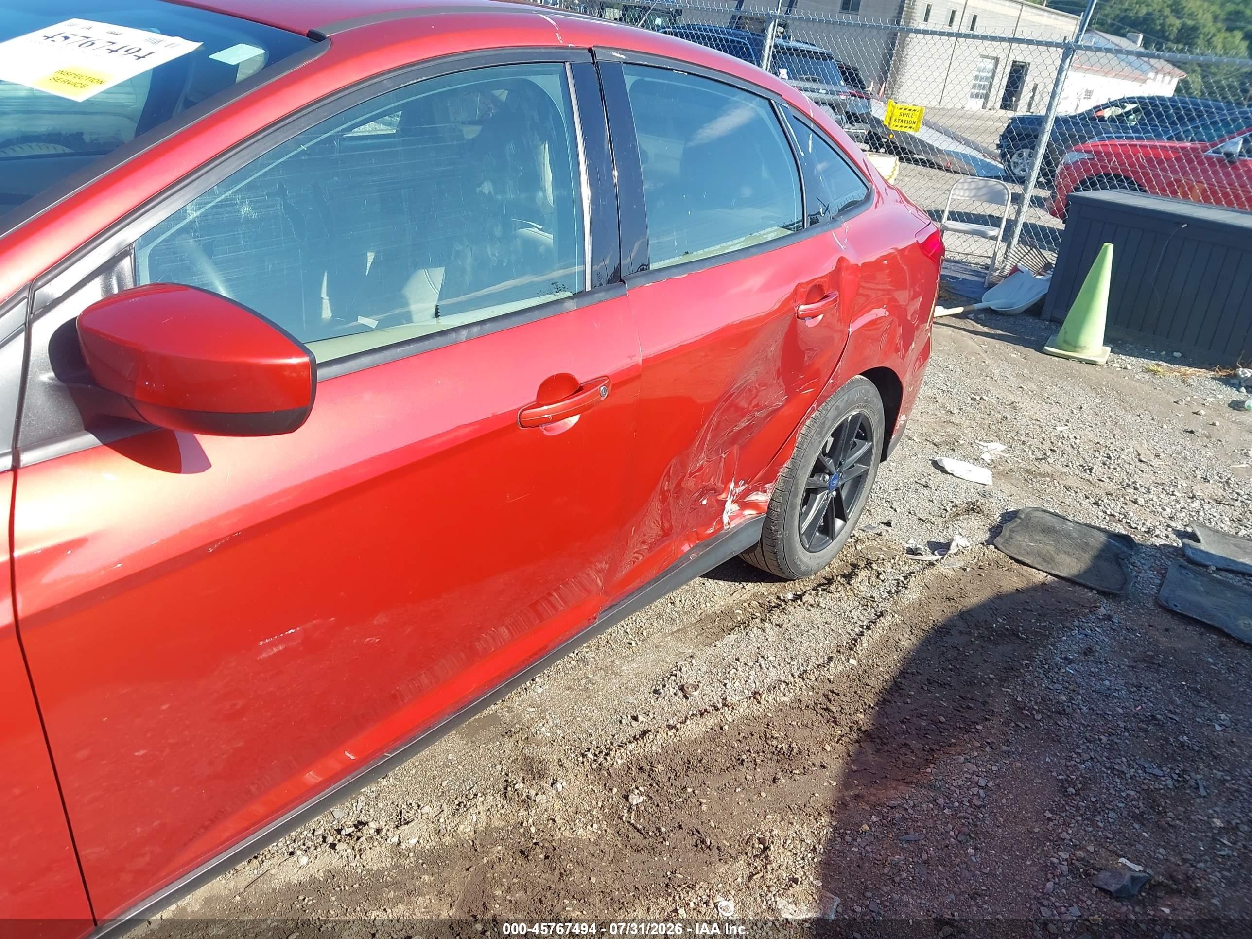 2018 Ford Focus Se Red vin: 1FADP3F25JL252257