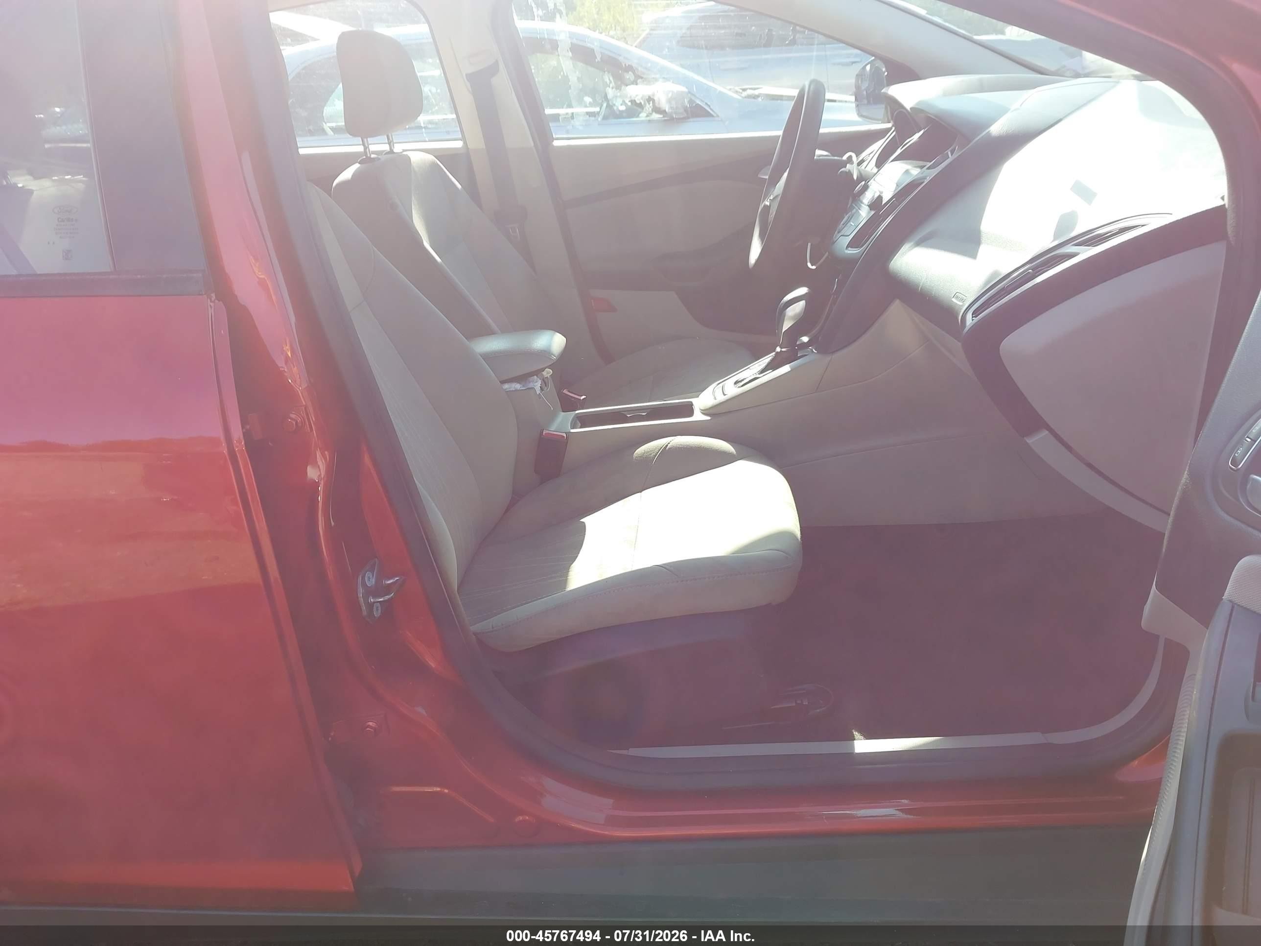 2018 Ford Focus Se Red vin: 1FADP3F25JL252257