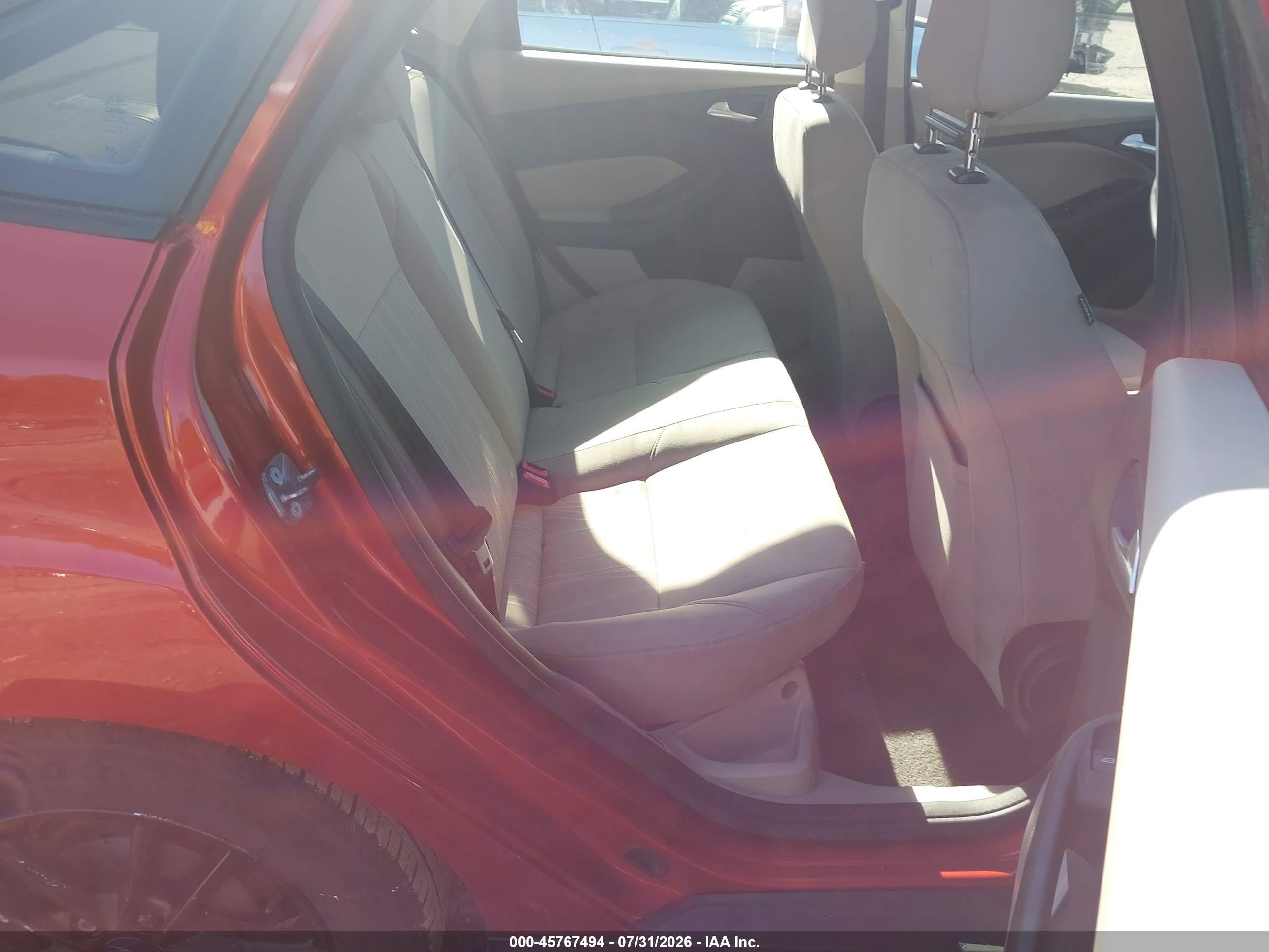 2018 Ford Focus Se Red vin: 1FADP3F25JL252257