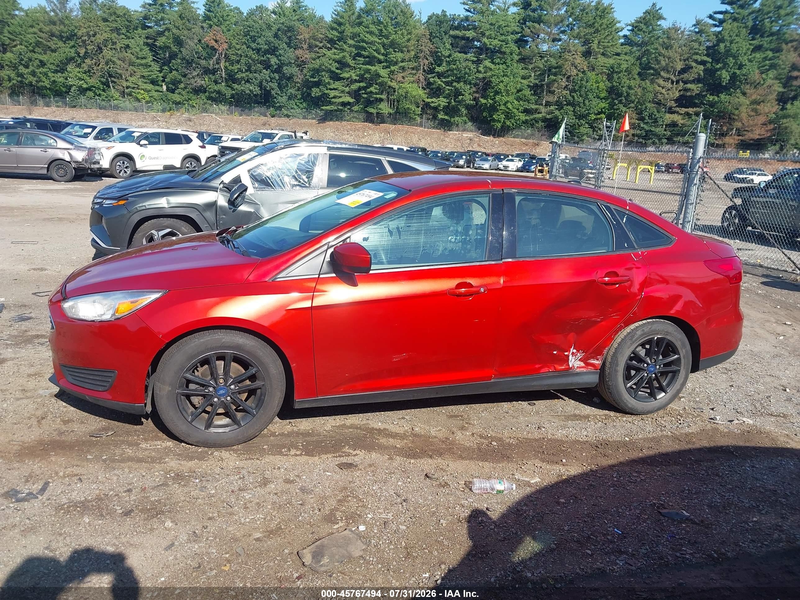 2018 Ford Focus Se Red vin: 1FADP3F25JL252257