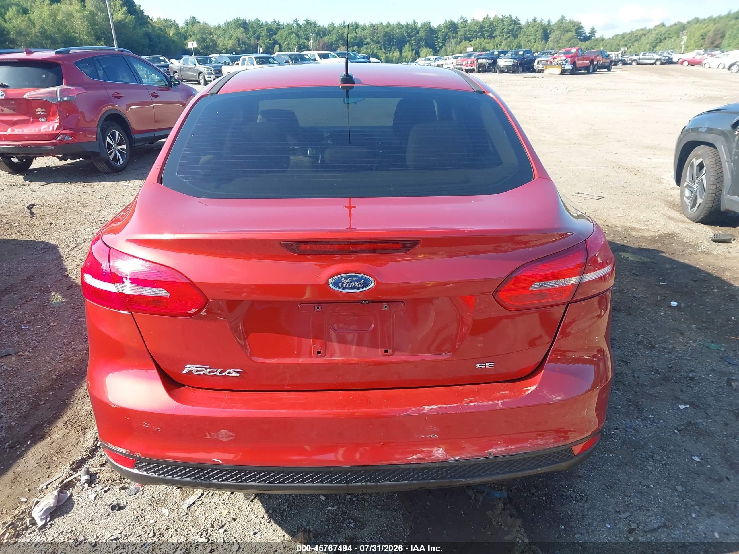 2018 Ford Focus Se Red vin: 1FADP3F25JL252257