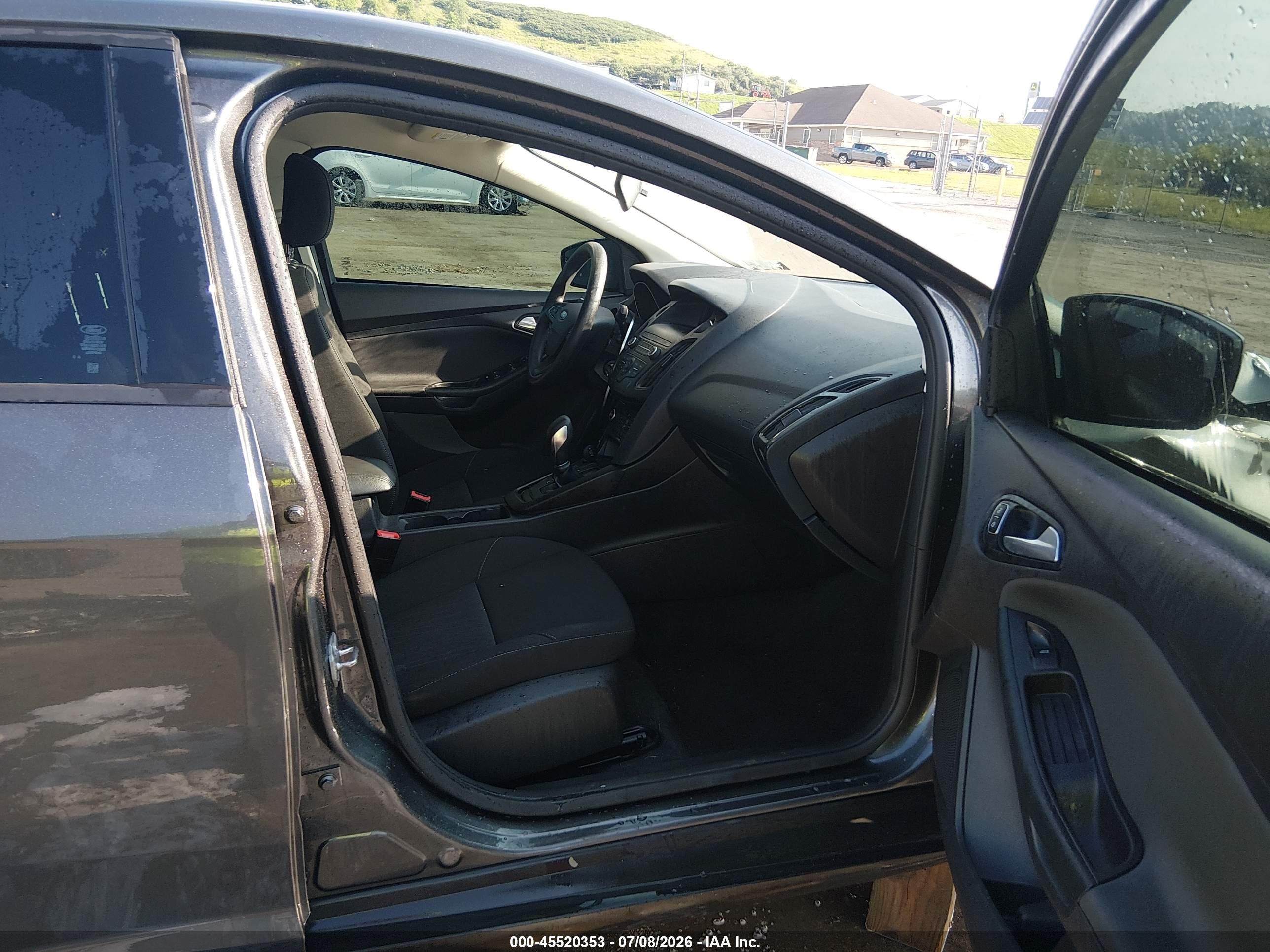 2018 Ford Focus Se Gray vin: 1FADP3F25JL267745