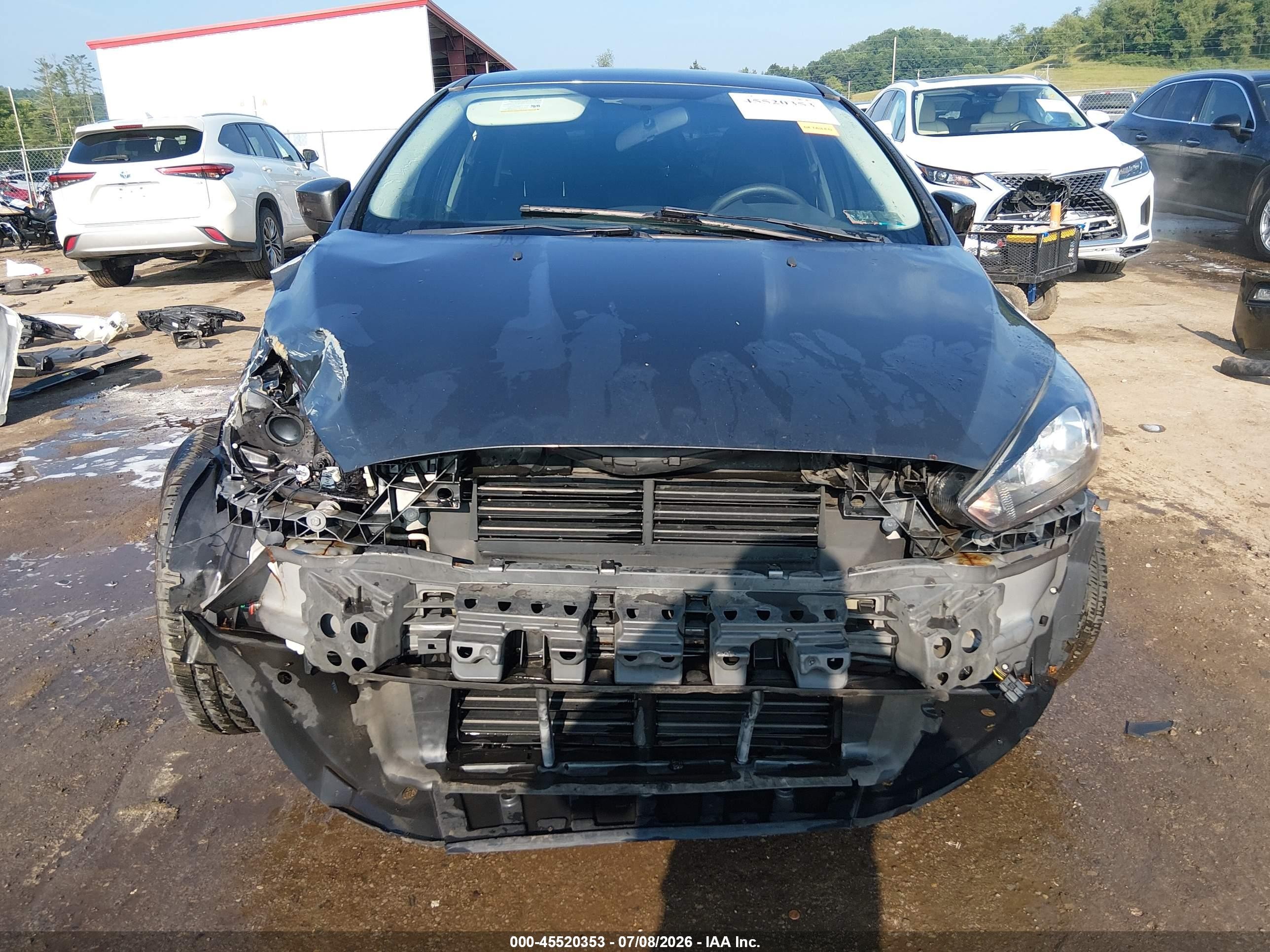 2018 Ford Focus Se Gray vin: 1FADP3F25JL267745