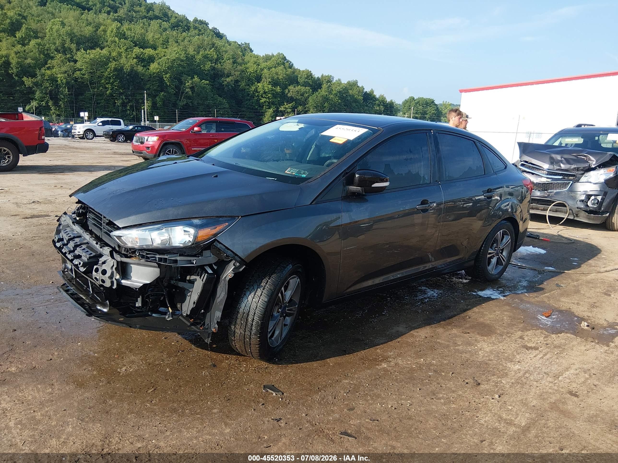 2018 Ford Focus Se Gray vin: 1FADP3F25JL267745