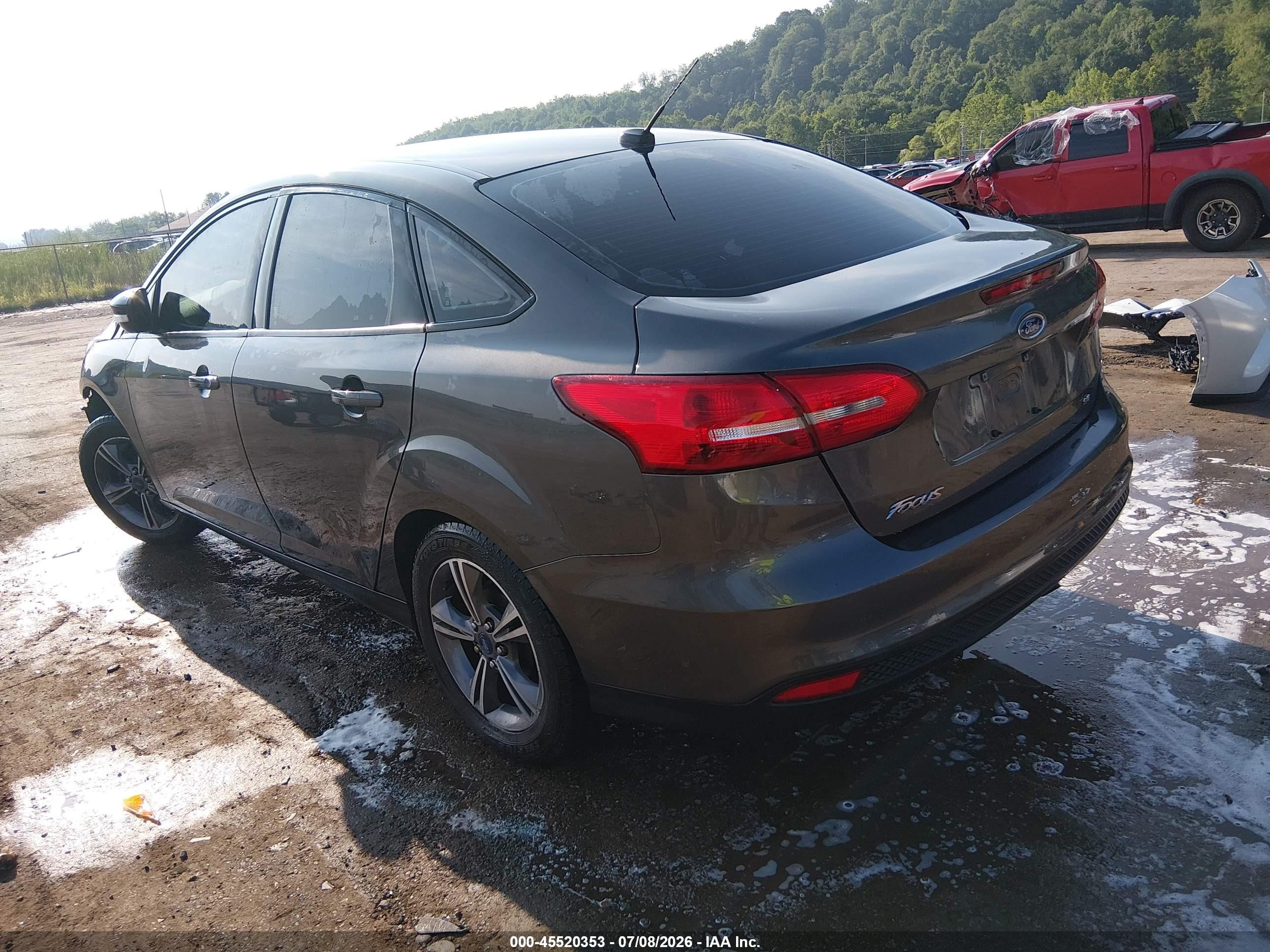 2018 Ford Focus Se Gray vin: 1FADP3F25JL267745