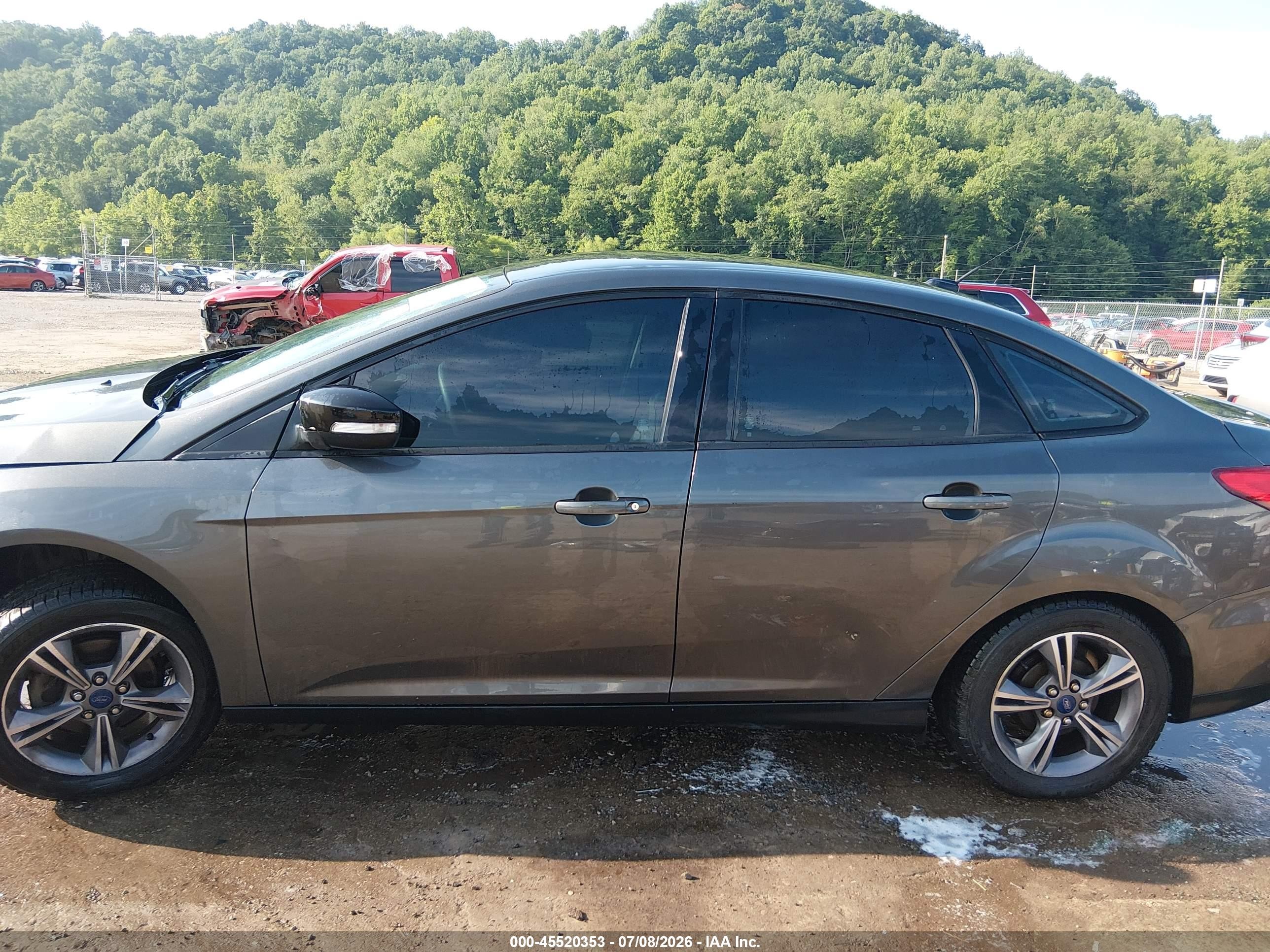 2018 Ford Focus Se Gray vin: 1FADP3F25JL267745