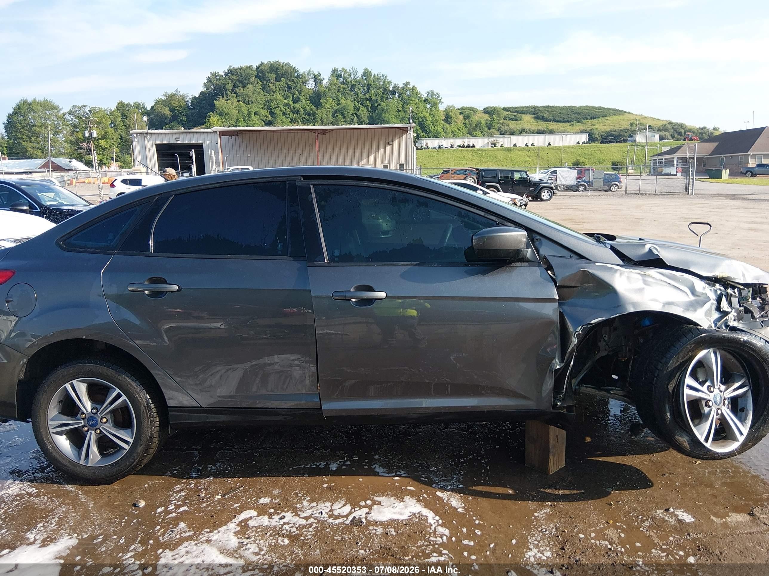 2018 Ford Focus Se Gray vin: 1FADP3F25JL267745