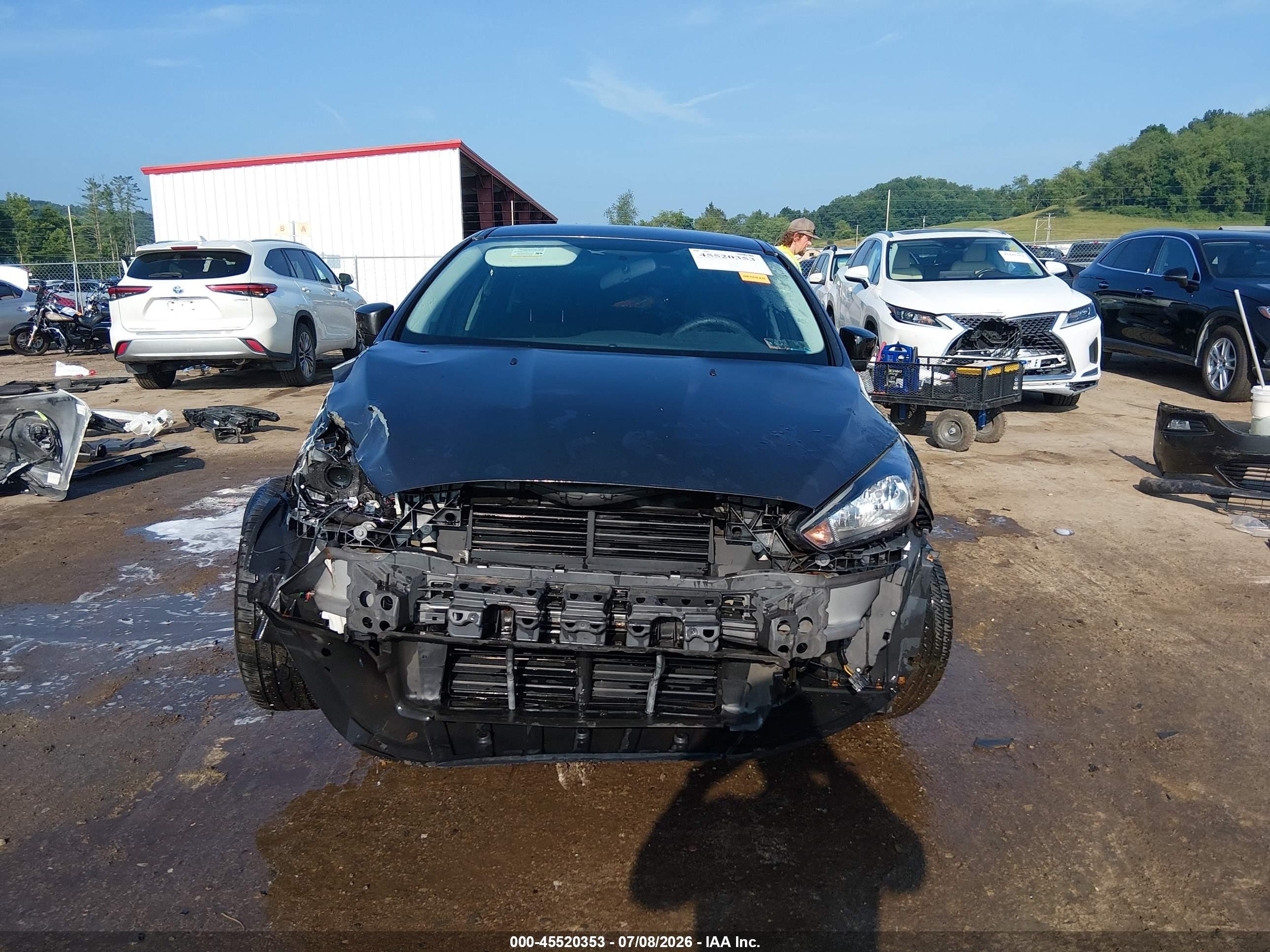 2018 Ford Focus Se Gray vin: 1FADP3F25JL267745