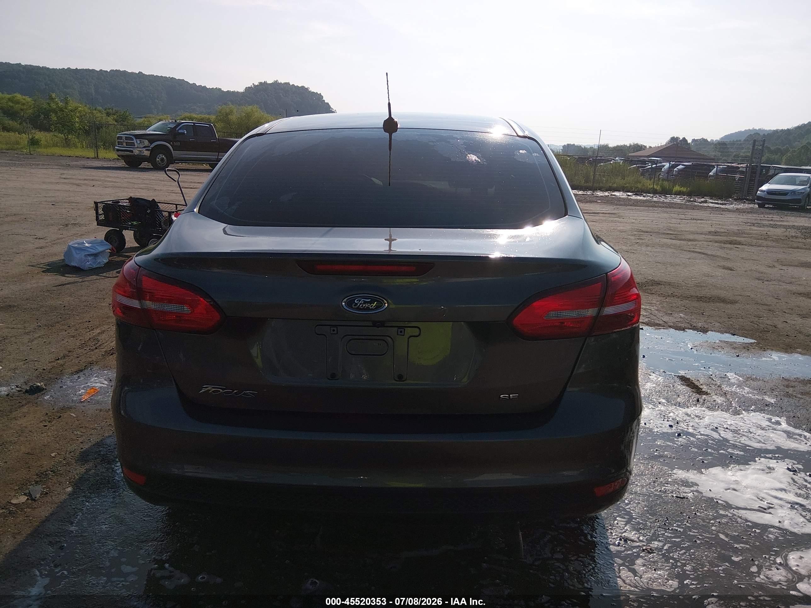 2018 Ford Focus Se Gray vin: 1FADP3F25JL267745