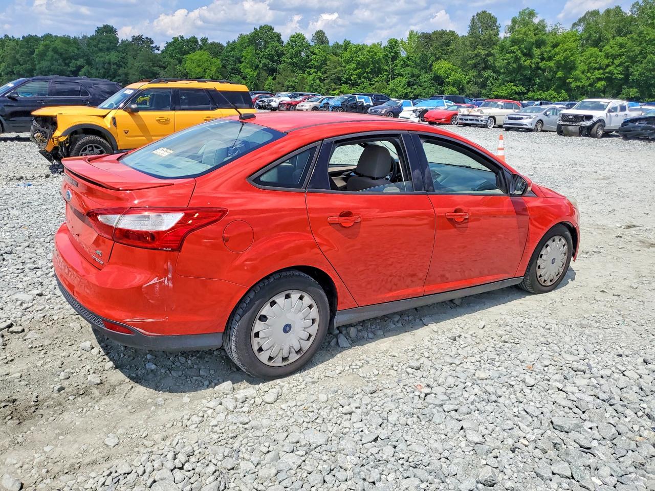 2014 Ford Focus Se Красный vin: 1FADP3F26EL351496