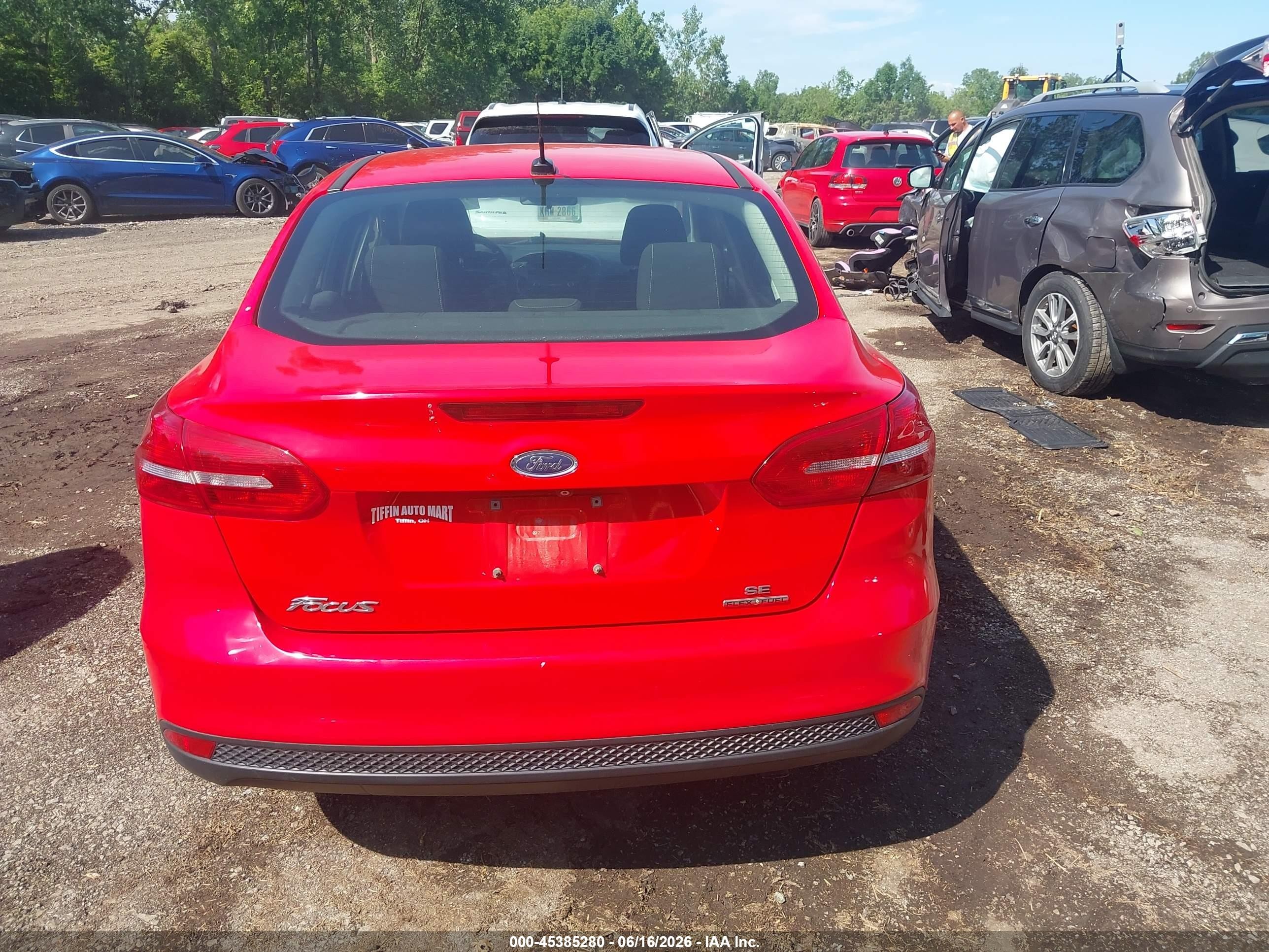 2015 Ford Focus Se Red vin: 1FADP3F26FL217685