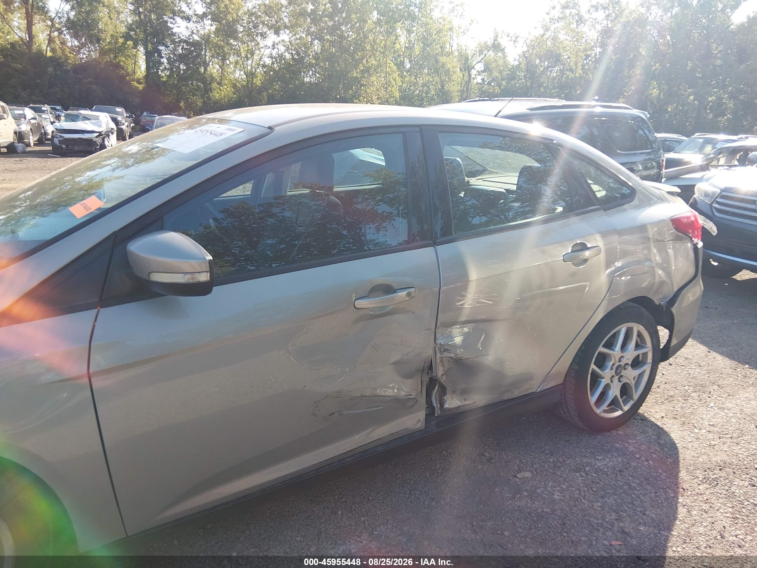 2015 Ford Focus Se Желто-коричневый vin: 1FADP3F26FL286750