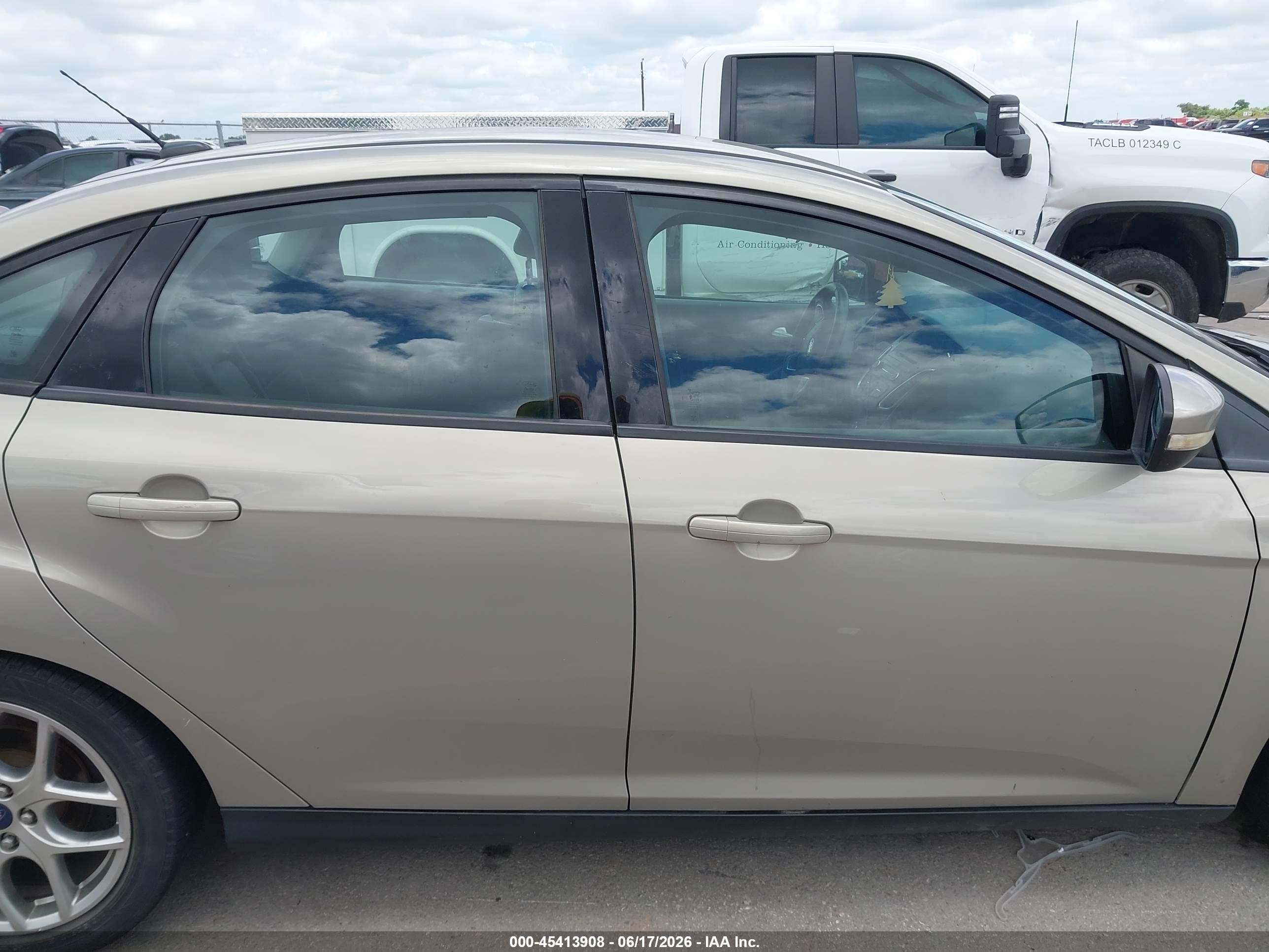 2015 Ford Focus Se Tan vin: 1FADP3F26FL296453