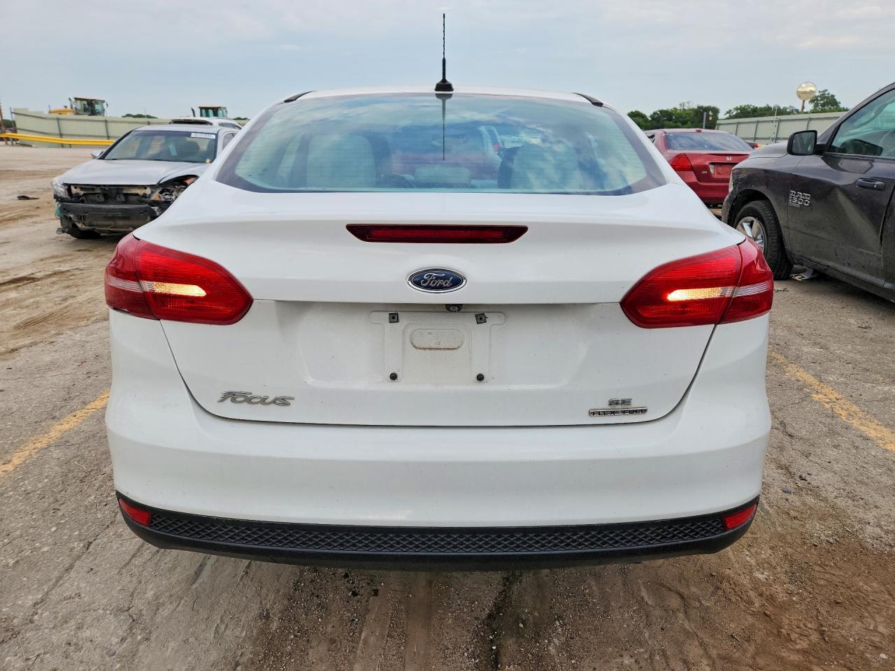 2015 Ford Focus Se White vin: 1FADP3F26FL329984