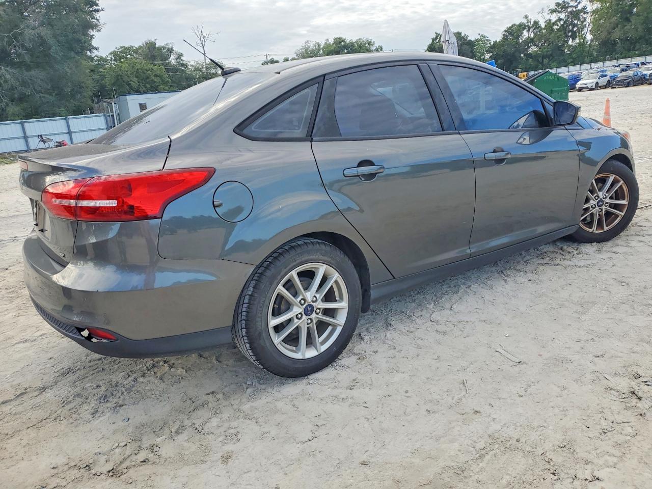 2016 Ford Focus Se Gray vin: 1FADP3F26GL242684