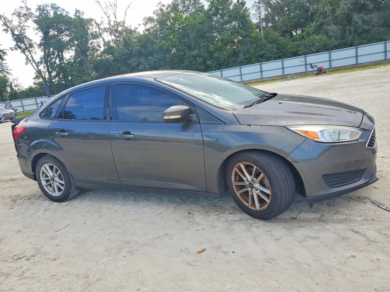 2016 Ford Focus Se Gray vin: 1FADP3F26GL242684