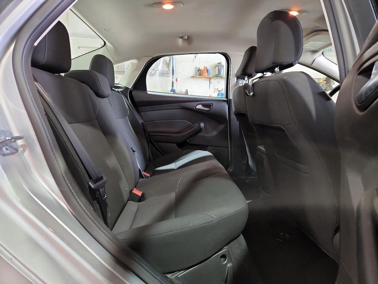 2016 Ford Focus Se Gray vin: 1FADP3F26GL299810