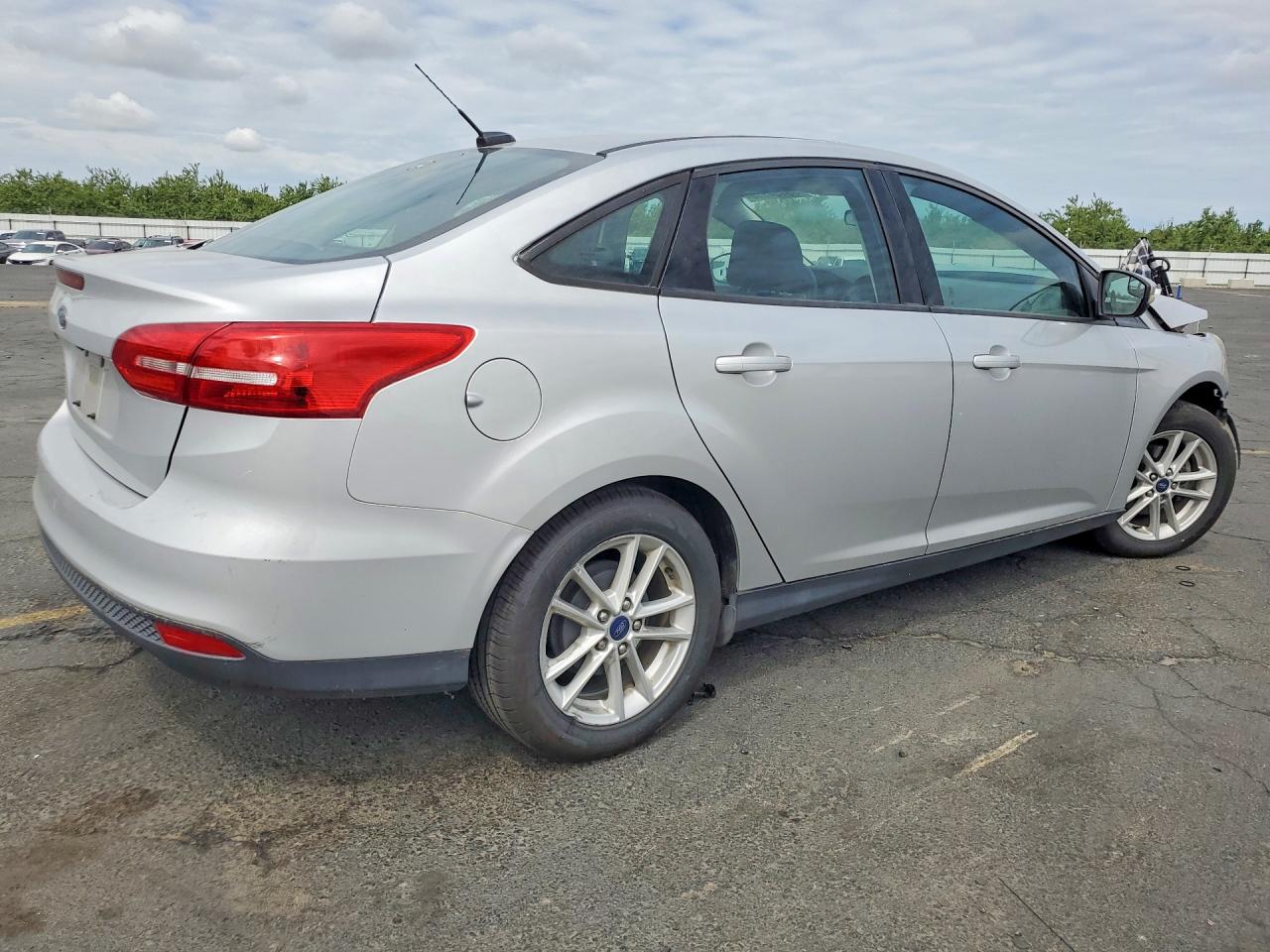 2016 Ford Focus Se Silver vin: 1FADP3F26GL365952