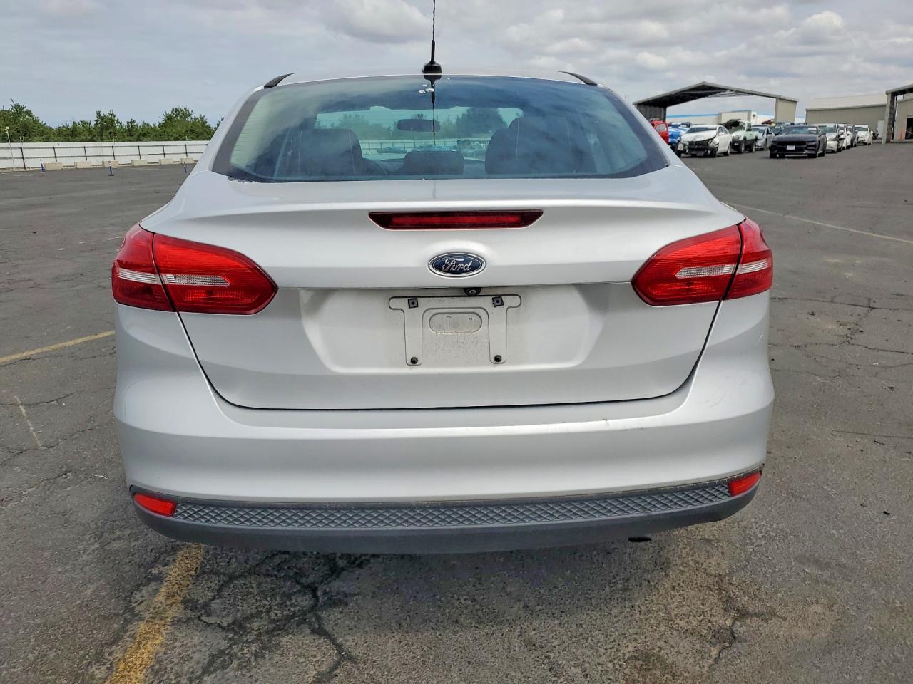 2016 Ford Focus Se Silver vin: 1FADP3F26GL365952
