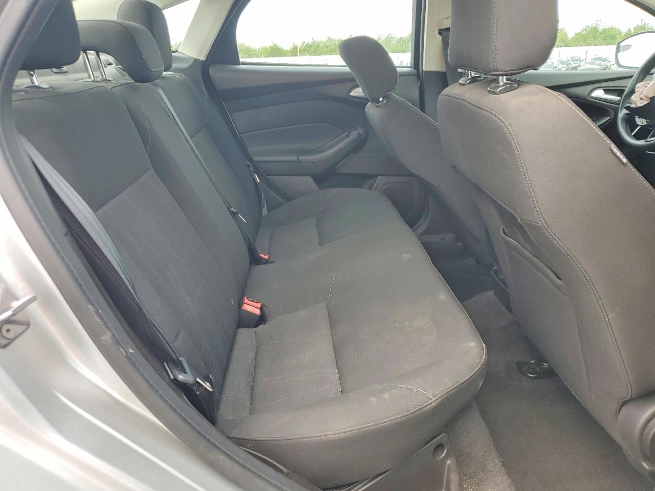 2016 Ford Focus Se Silver vin: 1FADP3F26GL365952