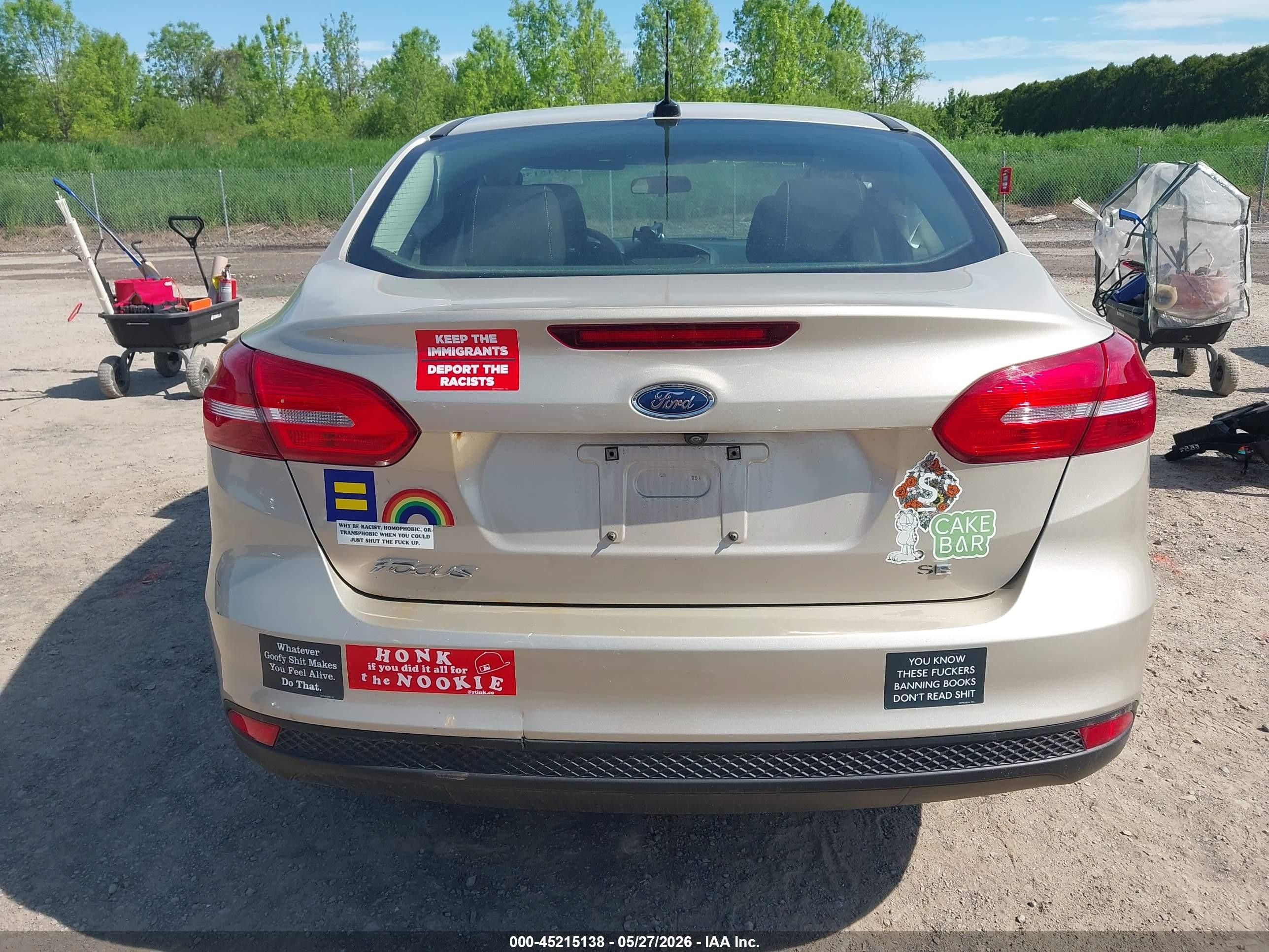2017 Ford Focus Se Gold vin: 1FADP3F26HL335836