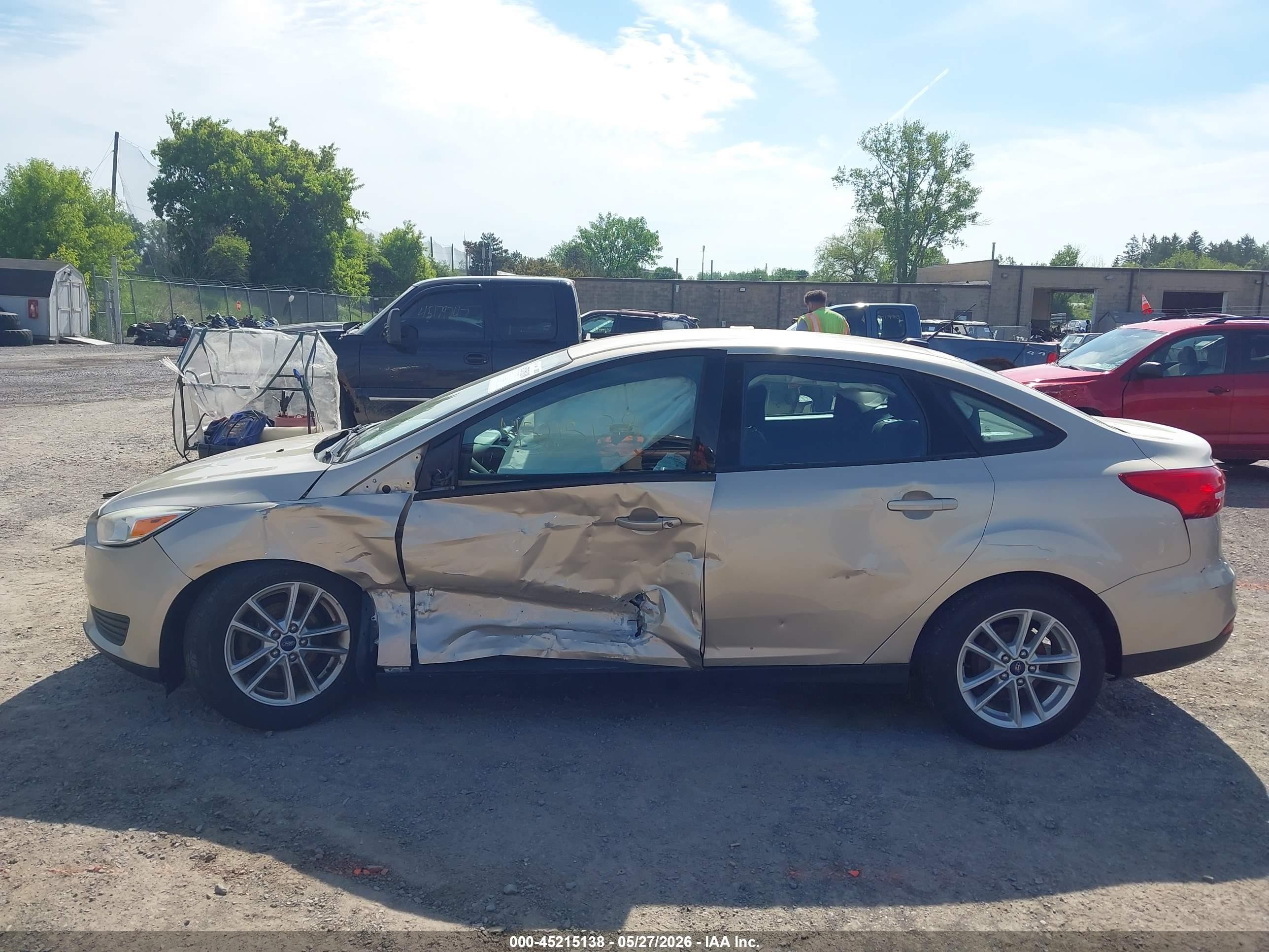 2017 Ford Focus Se Gold vin: 1FADP3F26HL335836