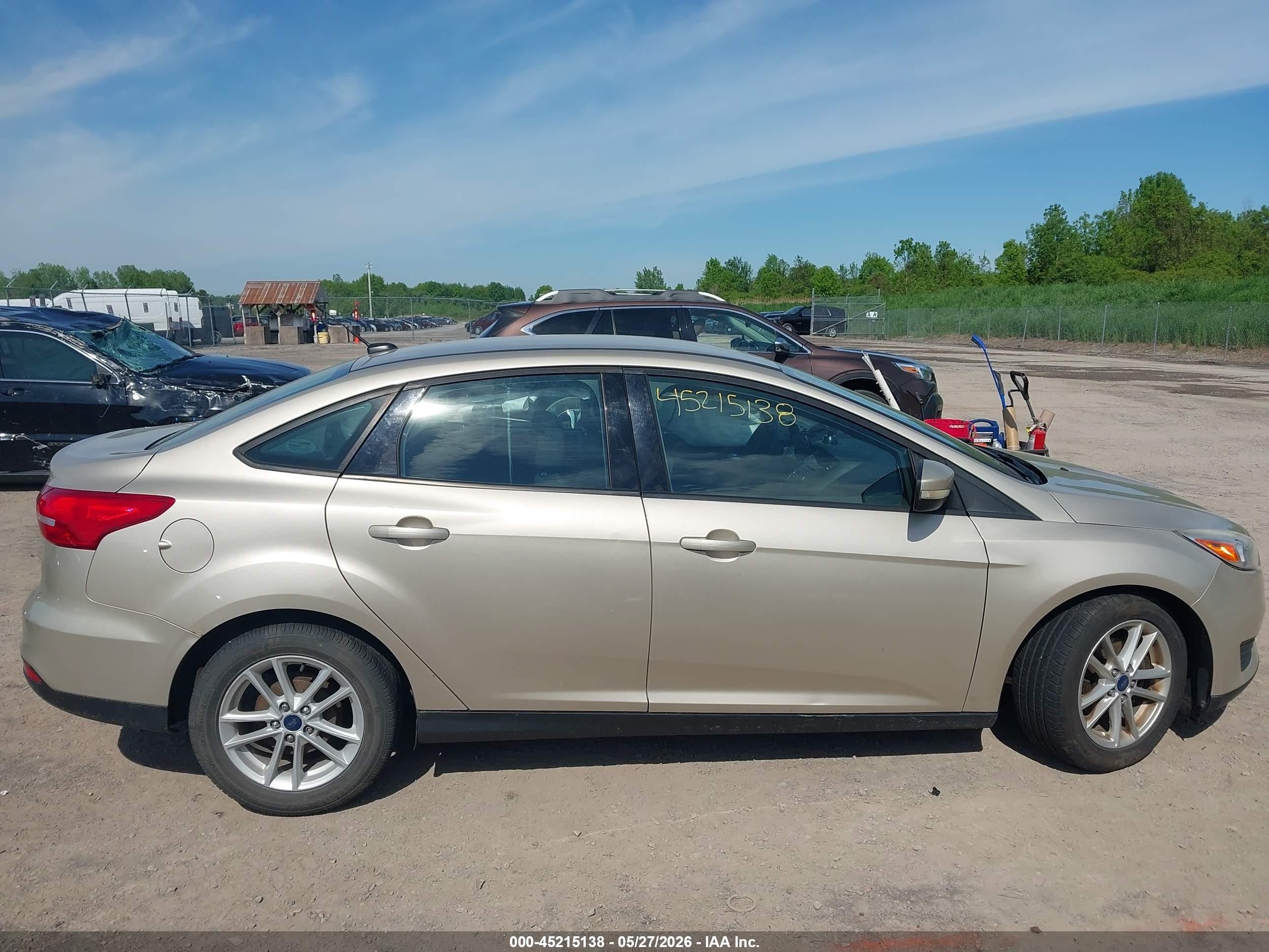 2017 Ford Focus Se Gold vin: 1FADP3F26HL335836