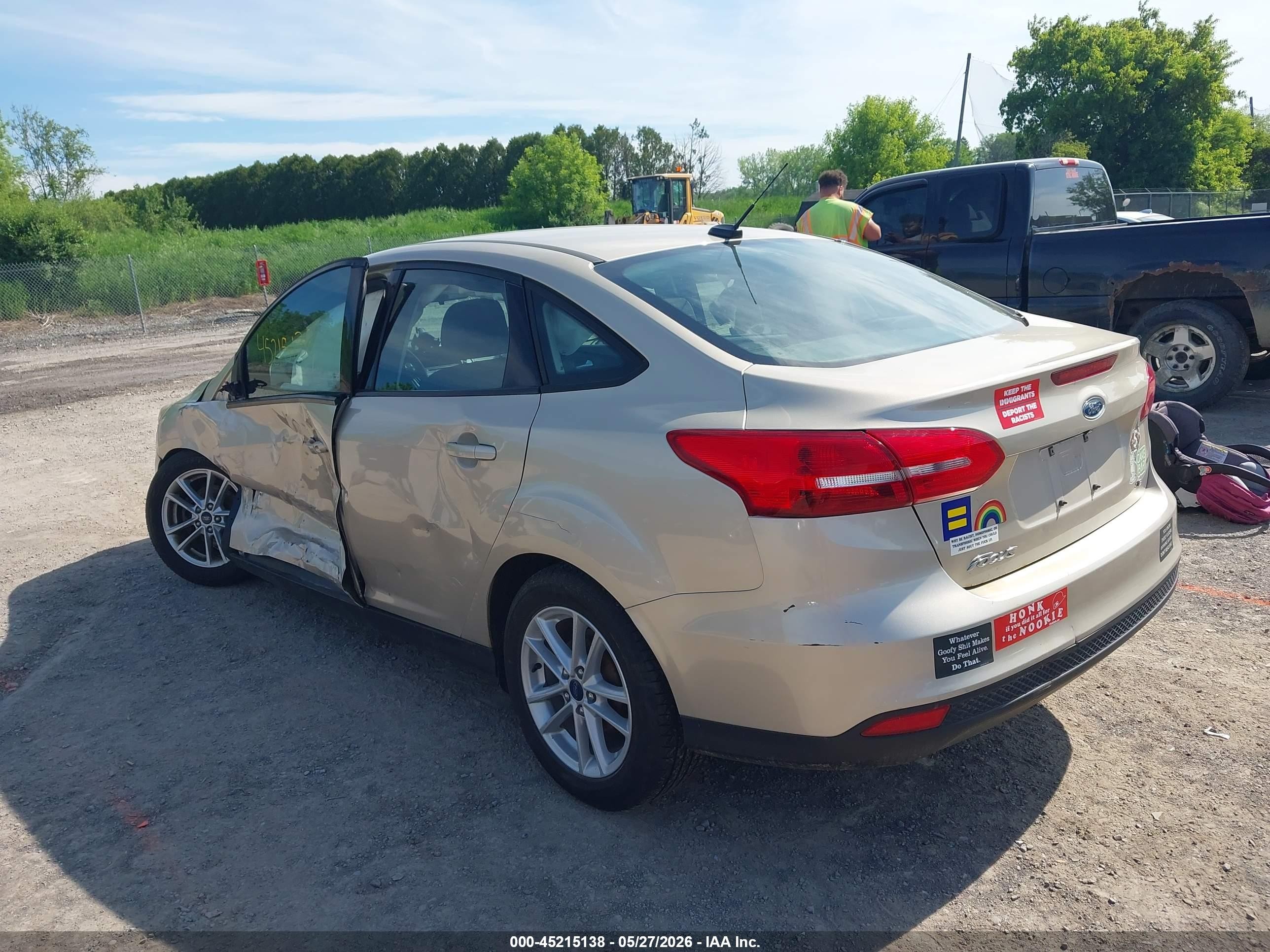2017 Ford Focus Se Gold vin: 1FADP3F26HL335836