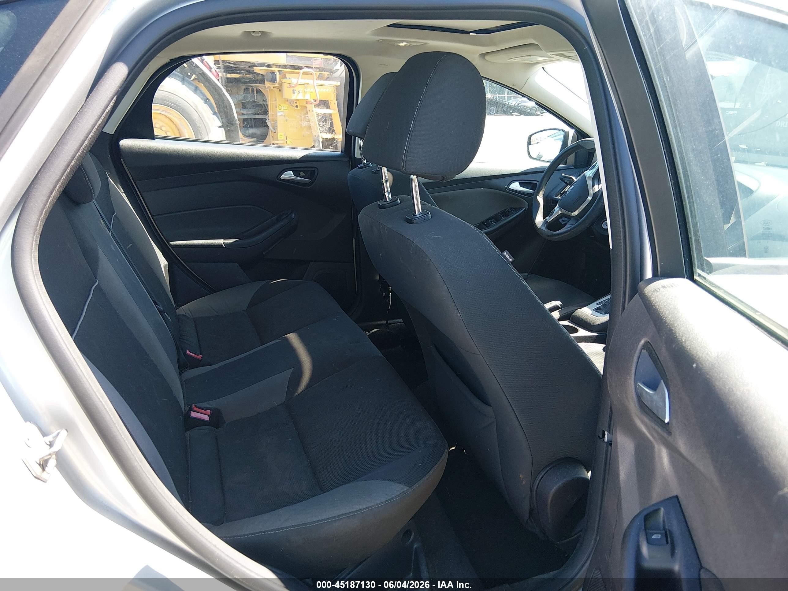 2014 Ford Focus Se Silver vin: 1FADP3F27EL215927