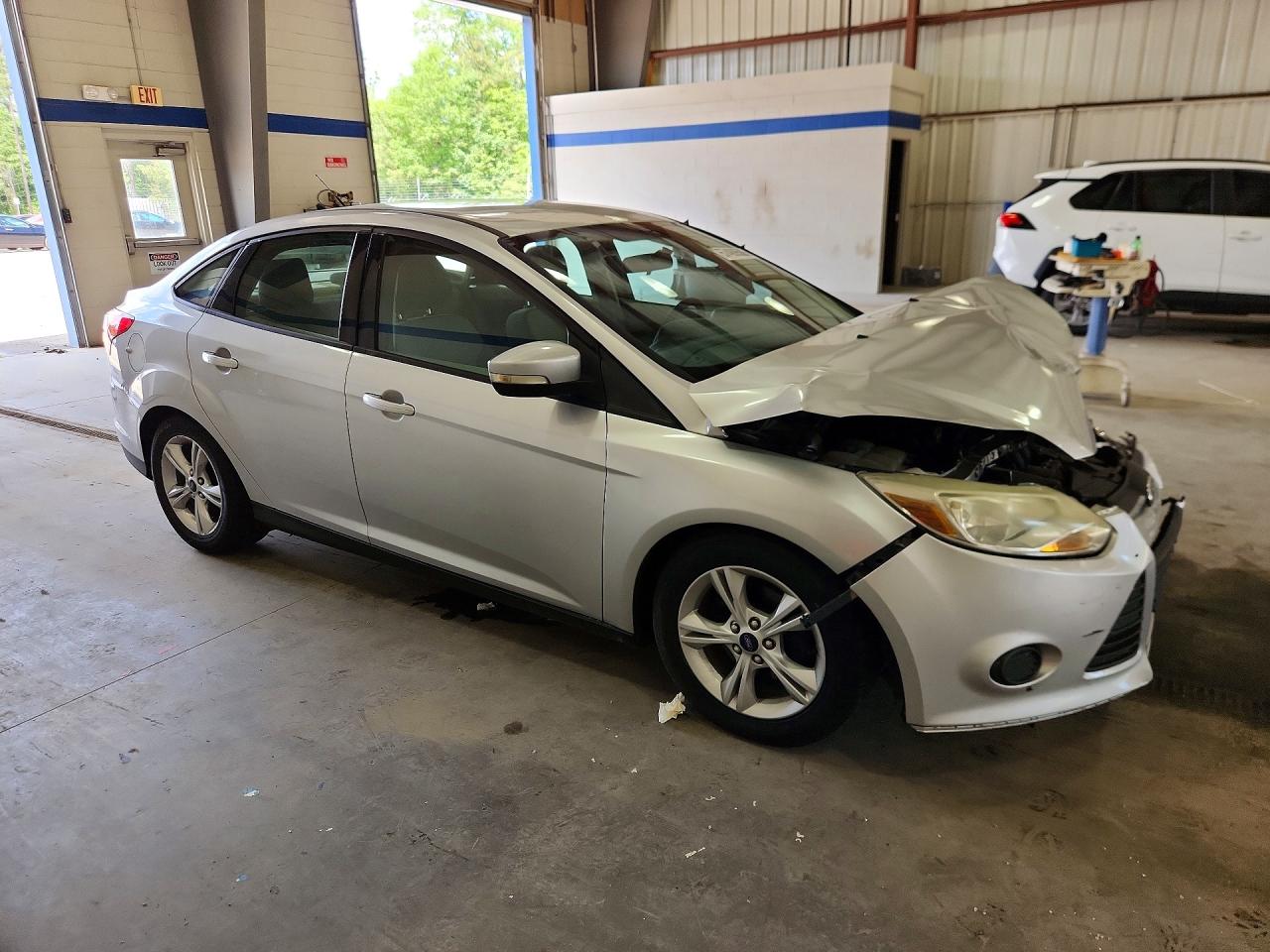2014 Ford Focus Se Серебряный vin: 1FADP3F27EL216589