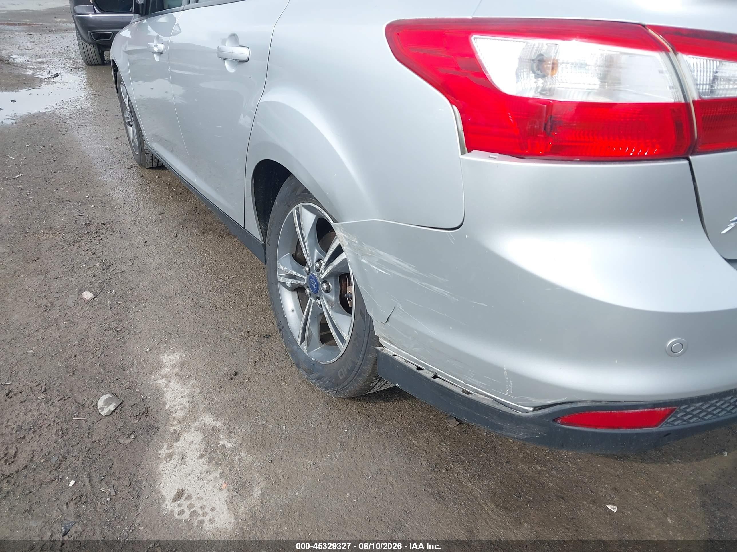 2014 Ford Focus Se Silver vin: 1FADP3F27EL222425