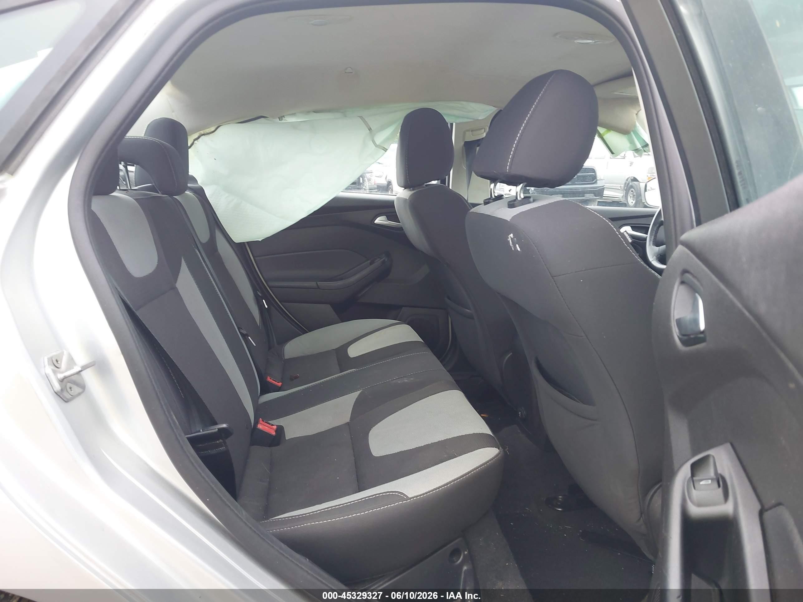 2014 Ford Focus Se Silver vin: 1FADP3F27EL222425