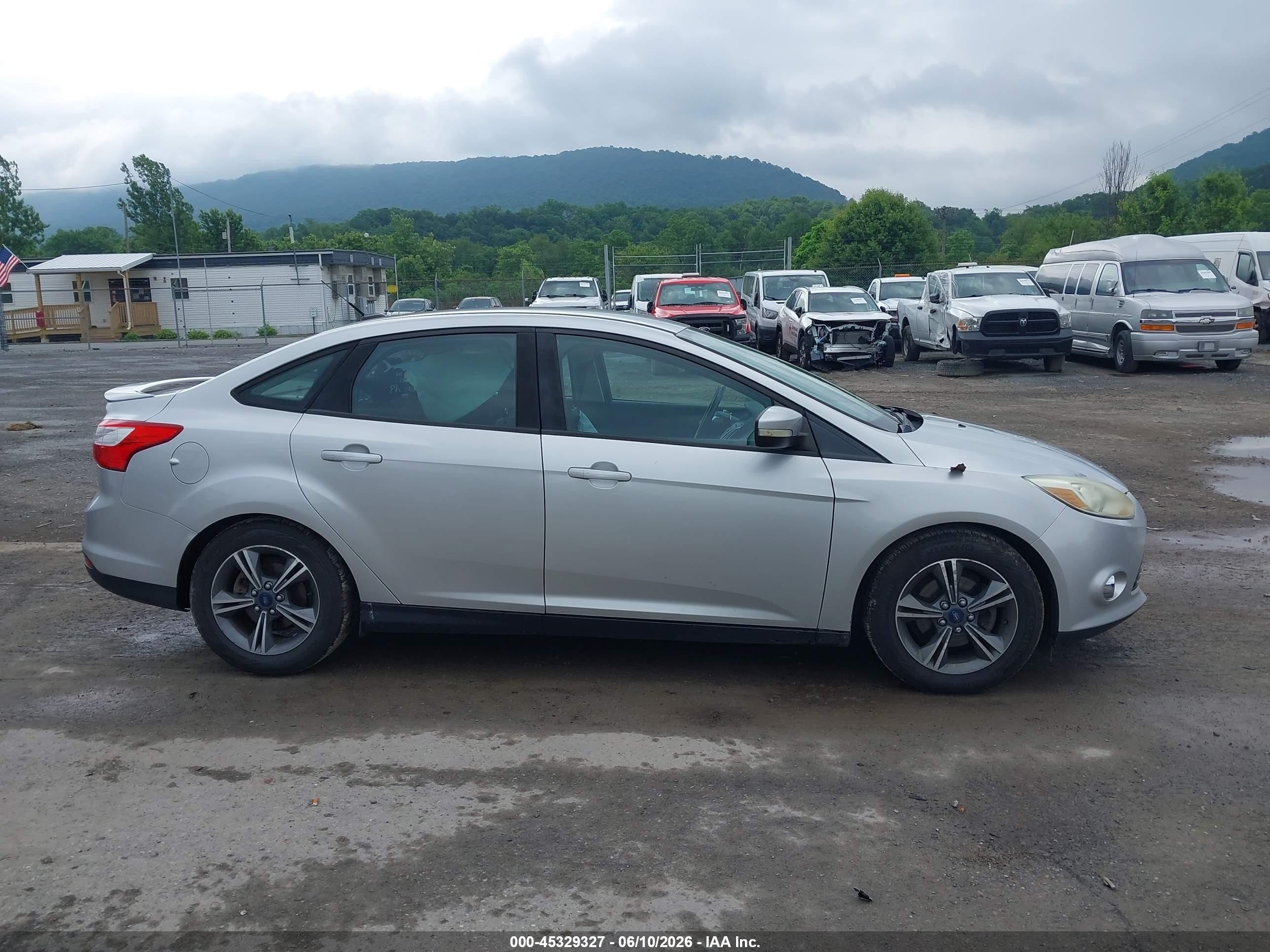 2014 Ford Focus Se Silver vin: 1FADP3F27EL222425