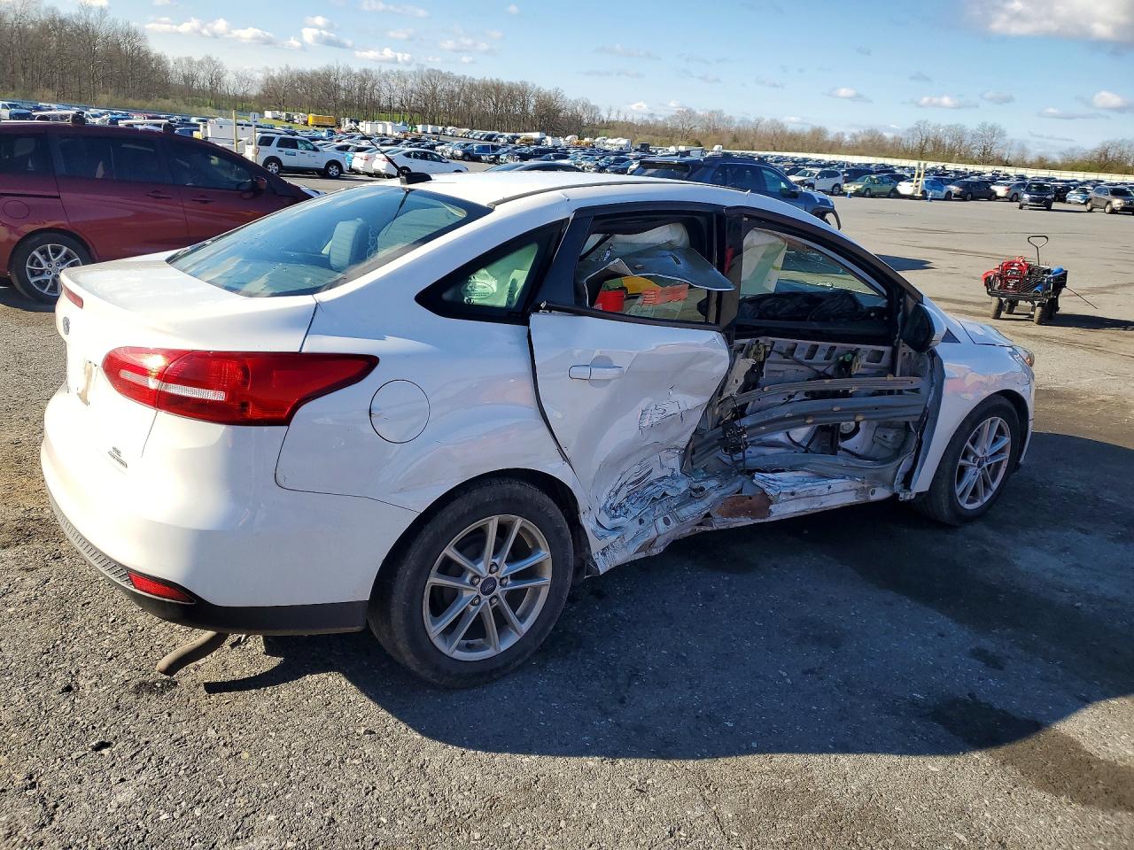 2015 Ford Focus Se White vin: 1FADP3F27FL244250