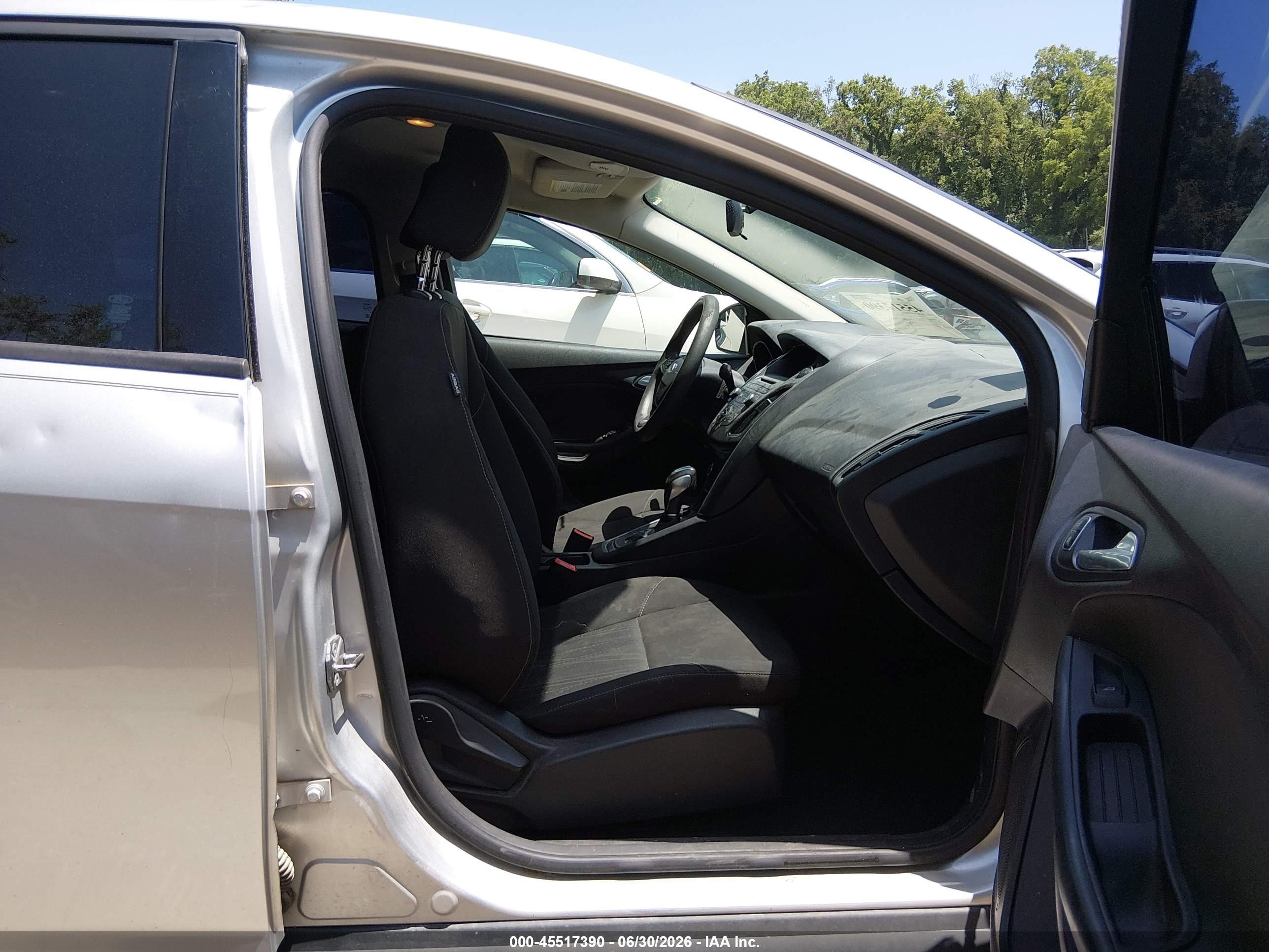 2015 Ford Focus Se Серебряный vin: 1FADP3F27FL255507