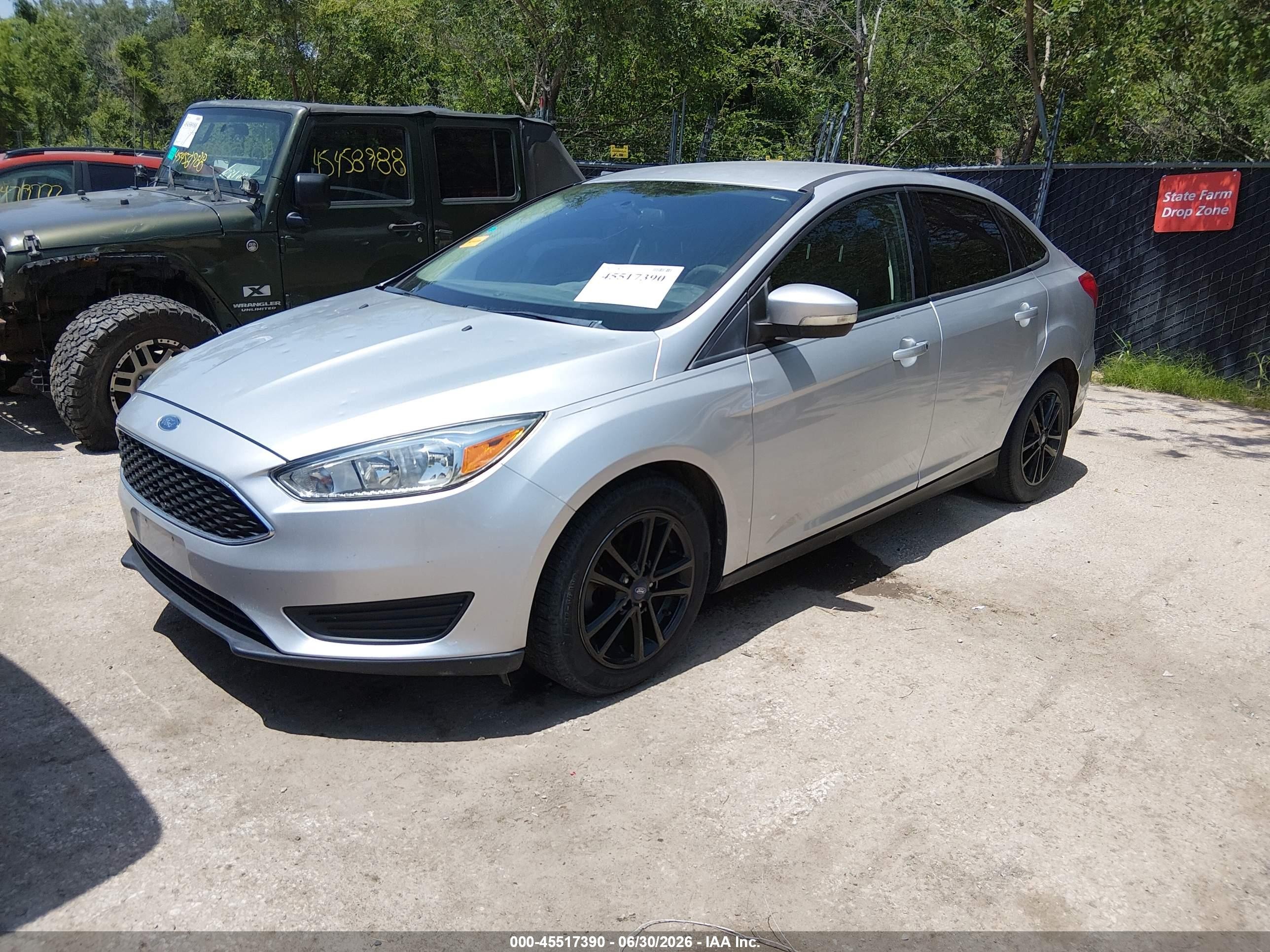 2015 Ford Focus Se Серебряный vin: 1FADP3F27FL255507
