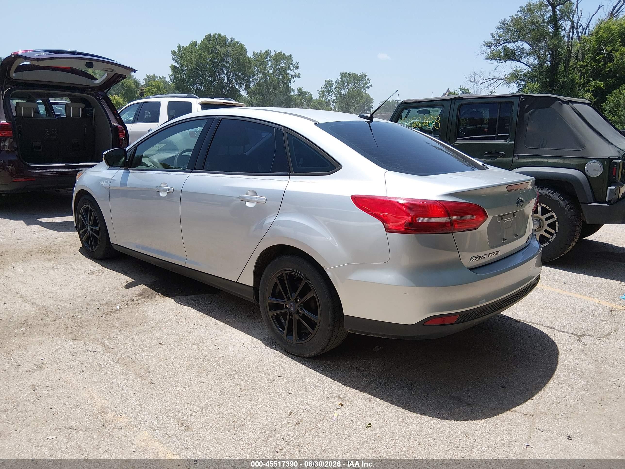 2015 Ford Focus Se Серебряный vin: 1FADP3F27FL255507