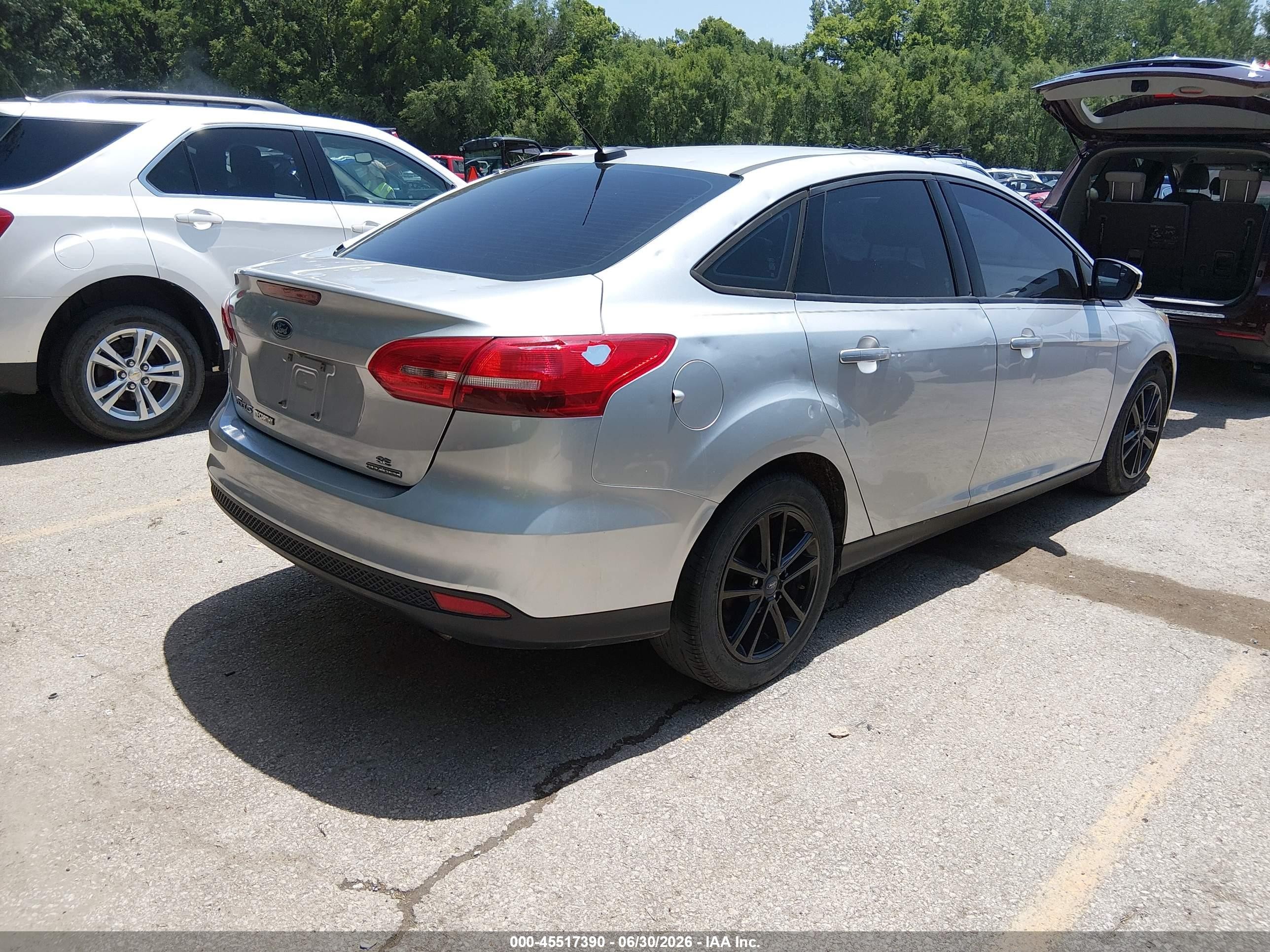 2015 Ford Focus Se Серебряный vin: 1FADP3F27FL255507