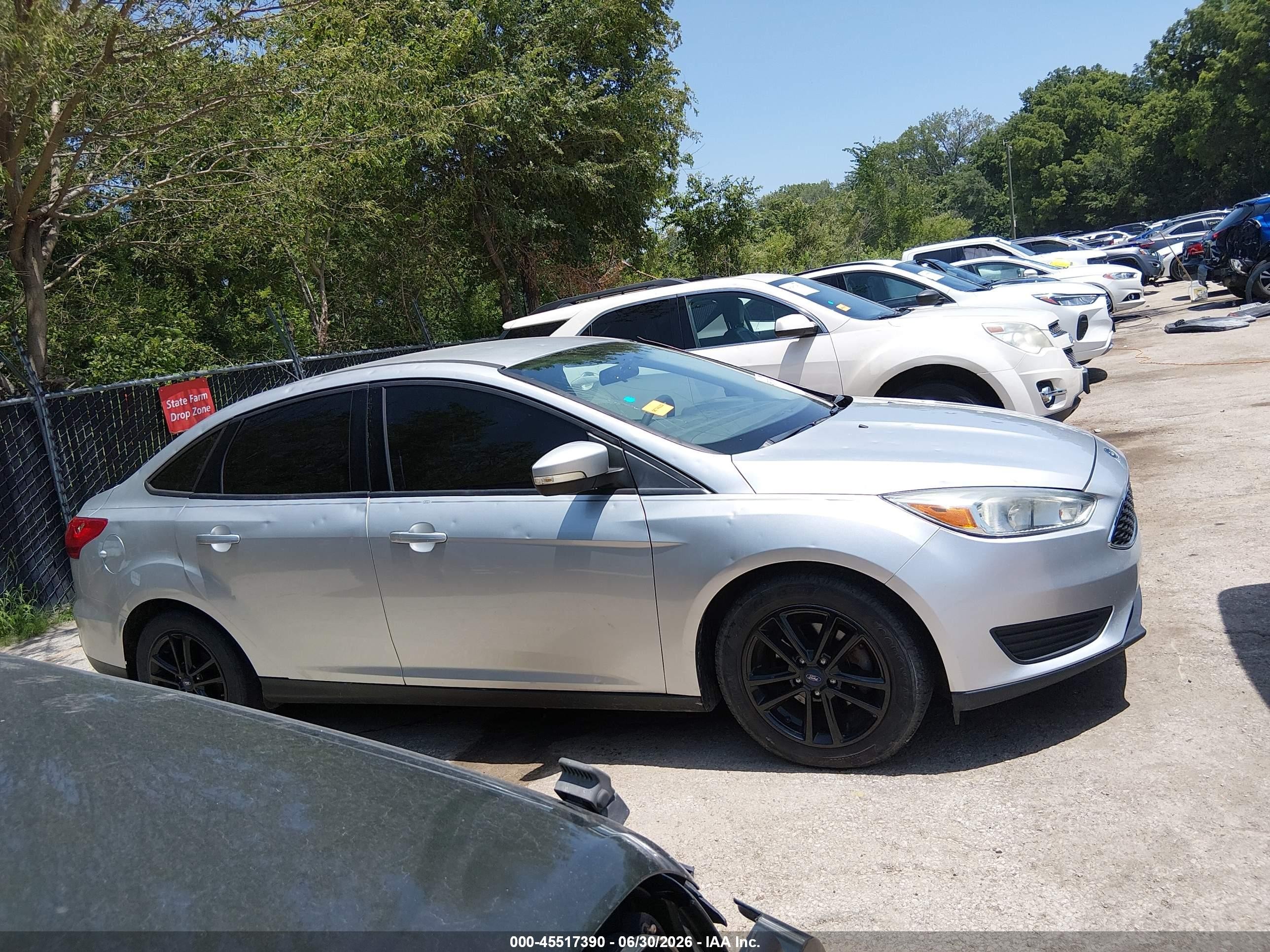 2015 Ford Focus Se Серебряный vin: 1FADP3F27FL255507